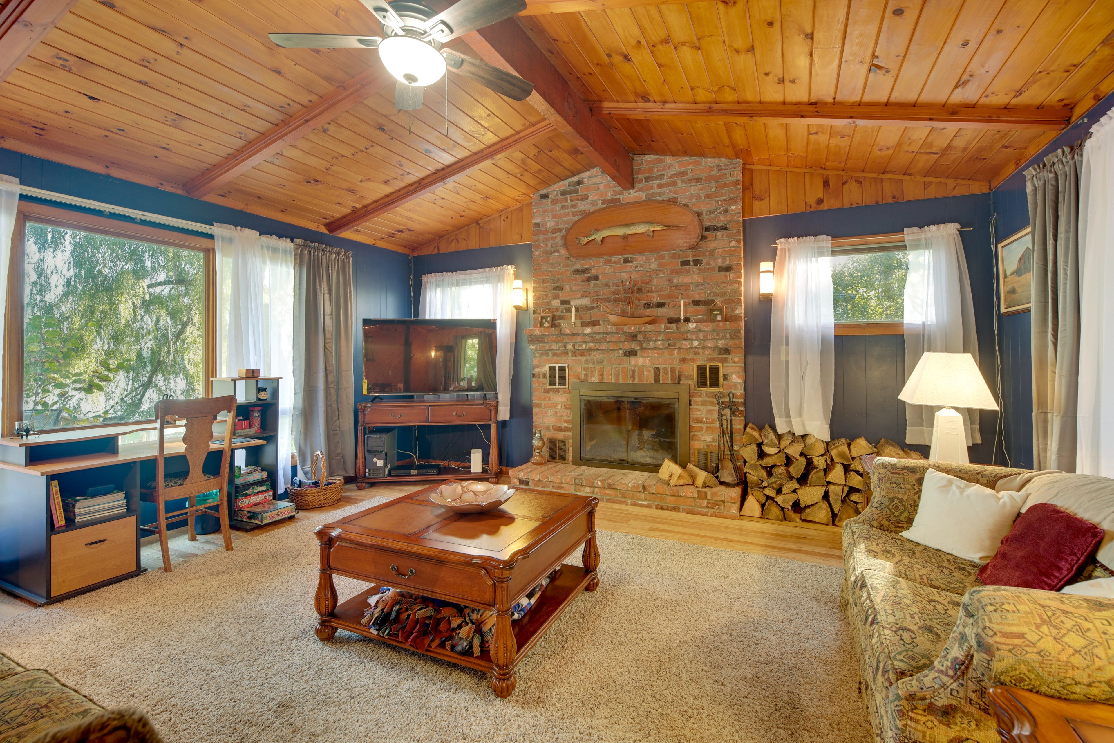 Living Room | Fireplace | Smart TV | Desk