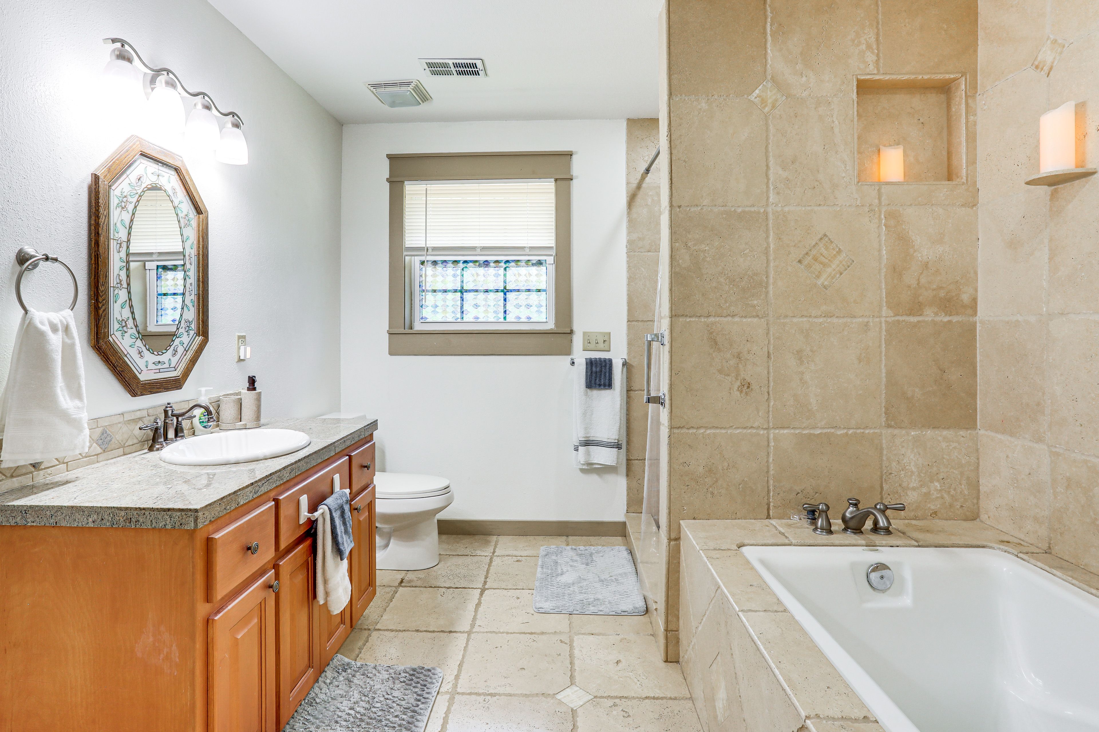 Full Bathroom | Towels Provided