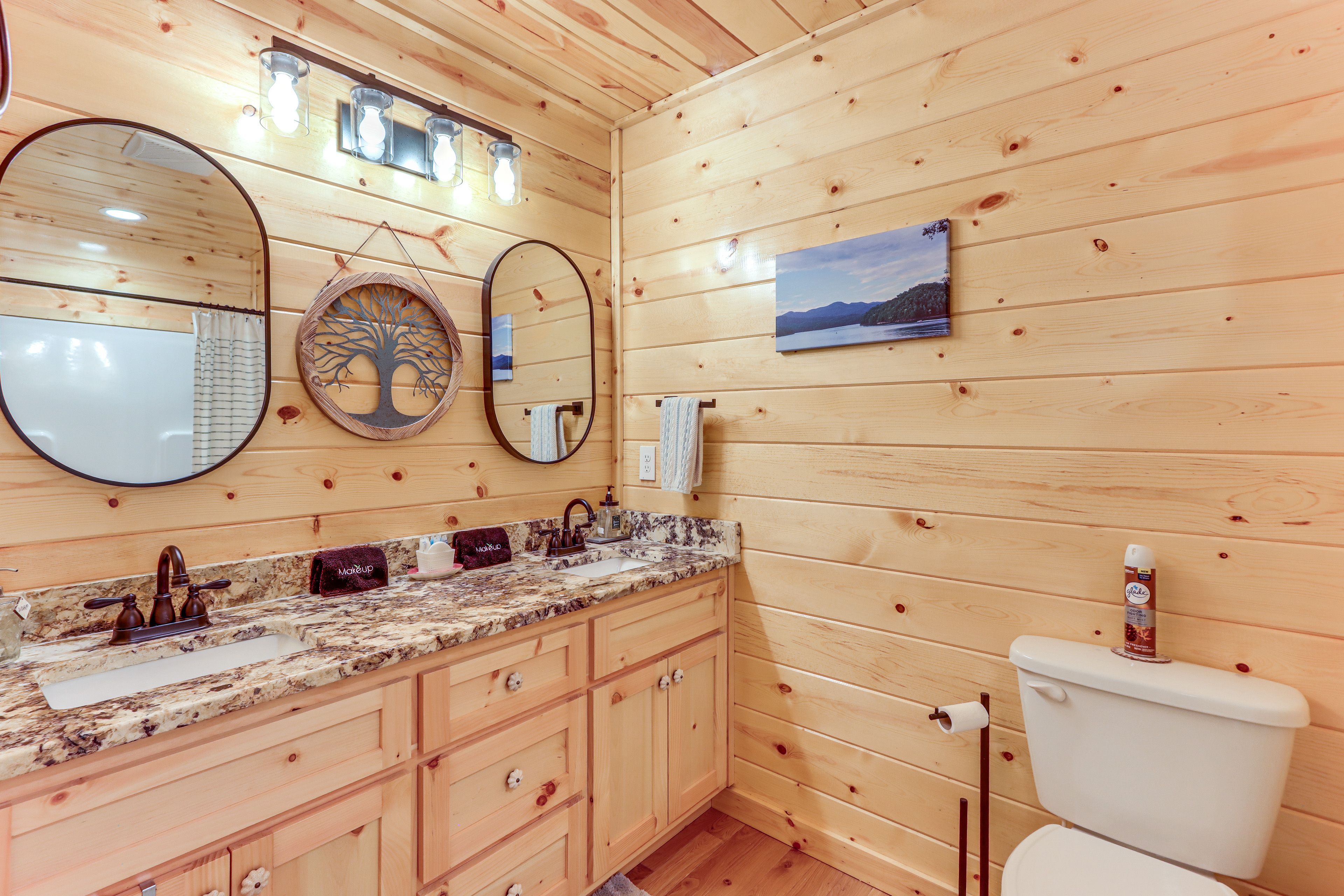 En-Suite Bathroom | Towels Provided