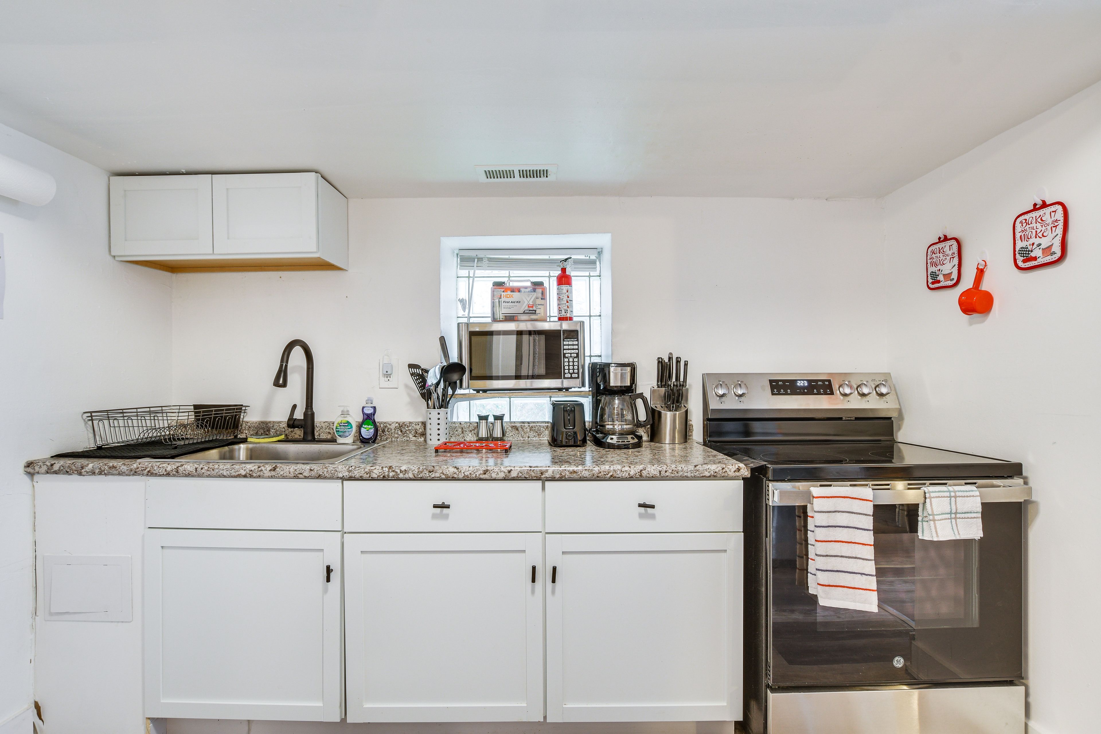 Kitchen | Single-Story Apartment | Central A/C & Heating | Free WiFi