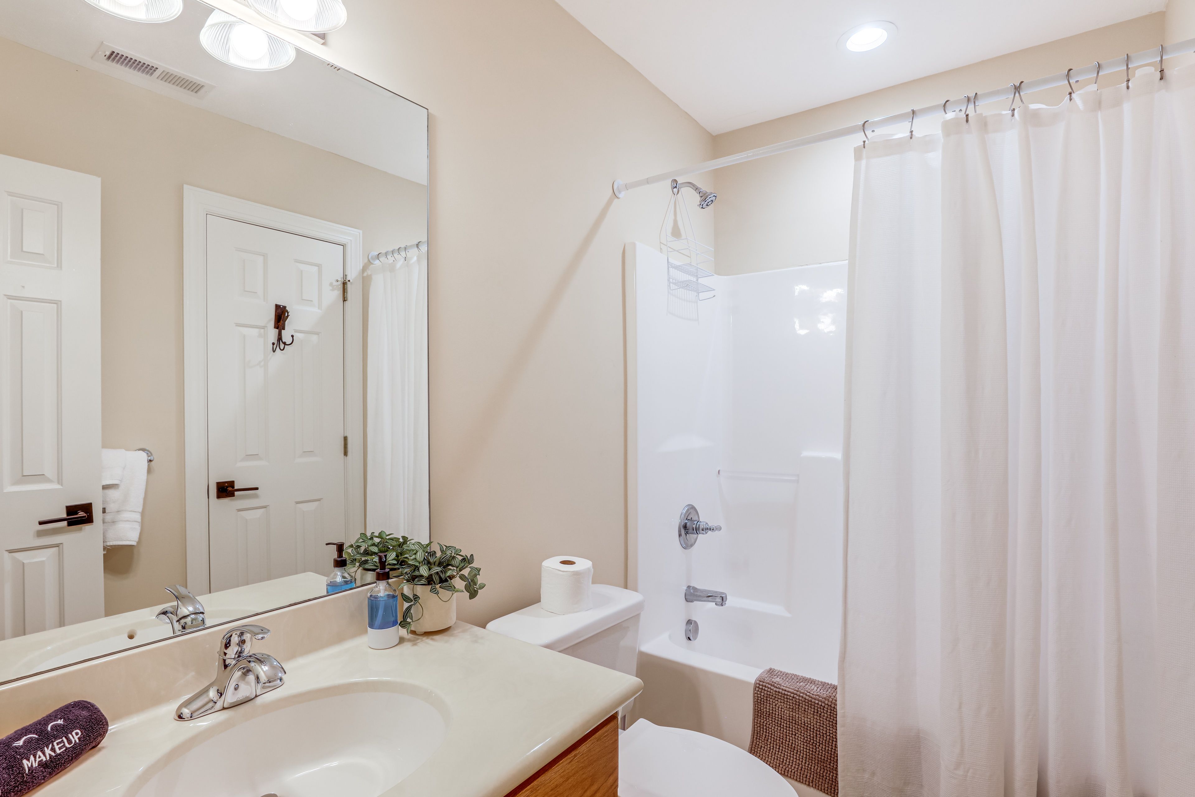 Full Bathroom | 1st Floor