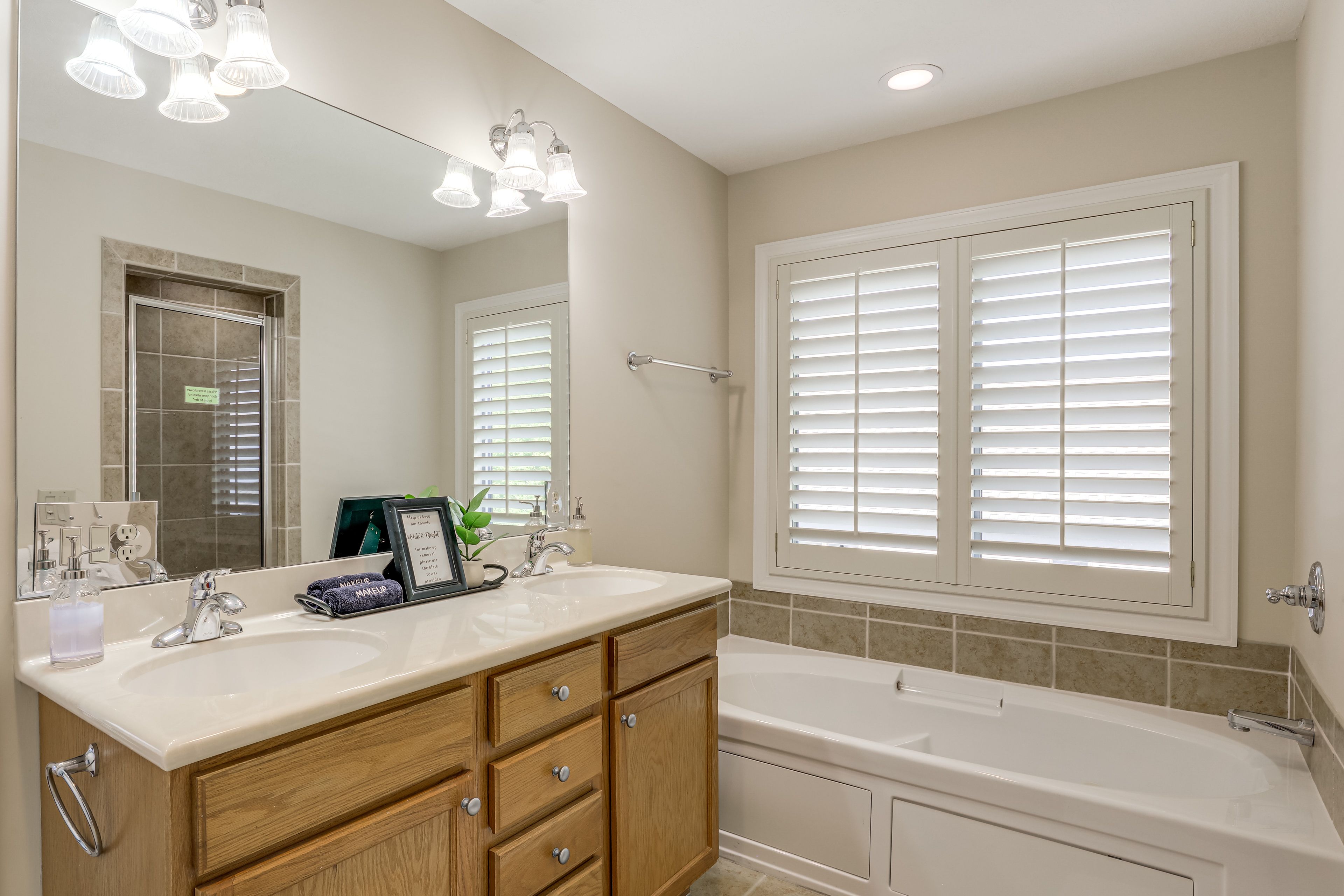 Full Bathroom | Towels Provided | 1st Floor