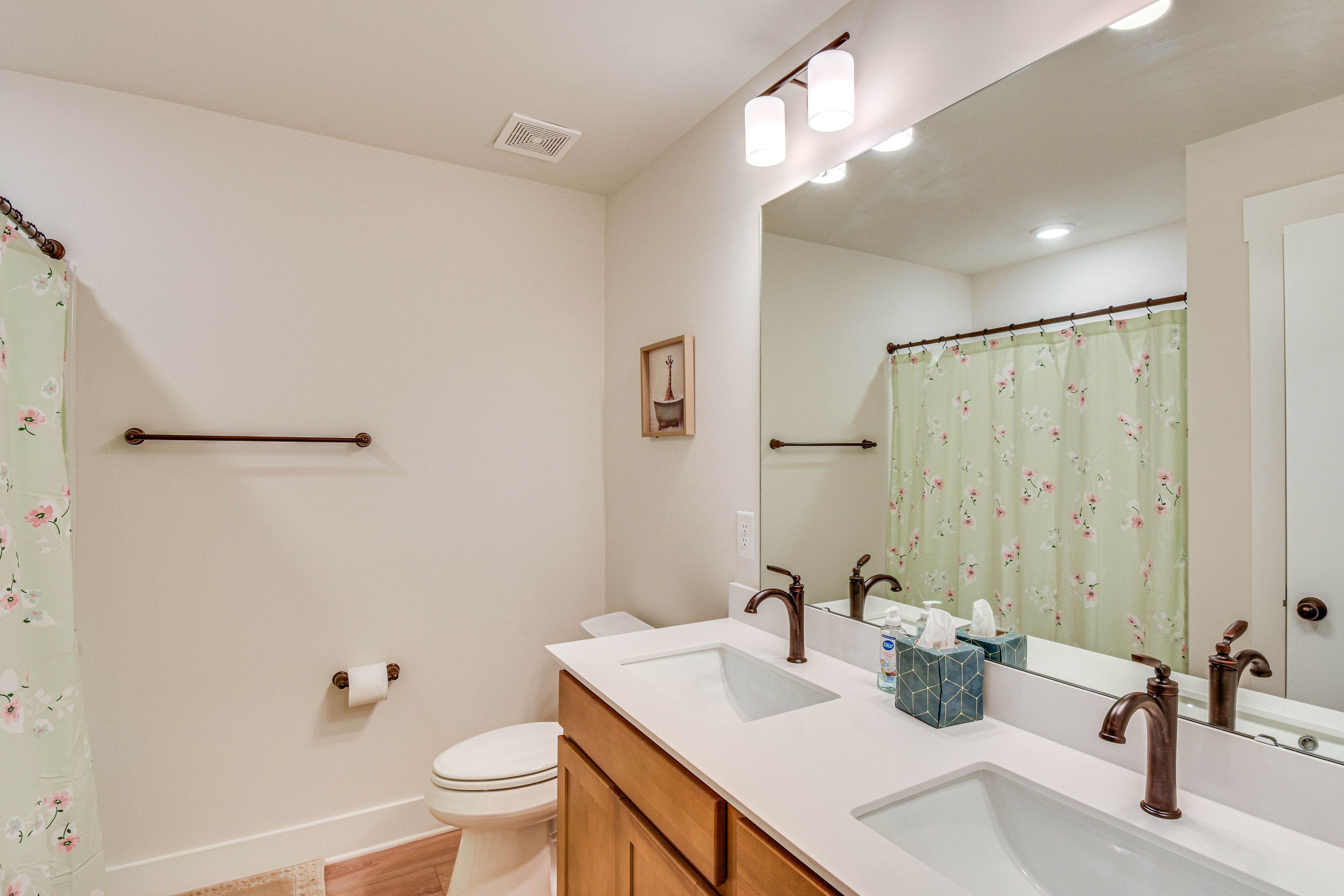 Bathroom | Bathtub/Shower | 2nd Floor