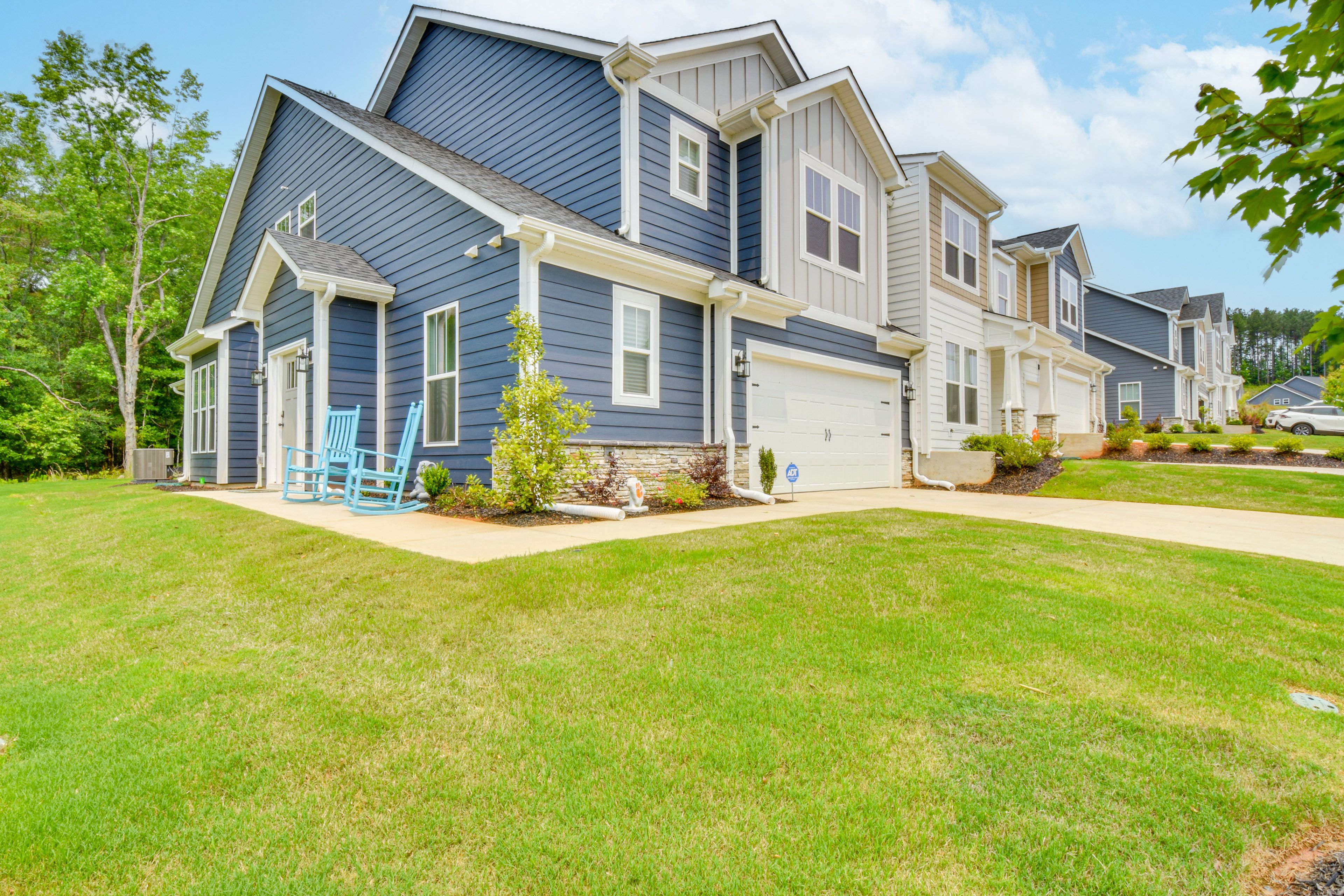 Townhouse Exterior | Garage (2 Vehicles) | Driveway (4 Vehicles)