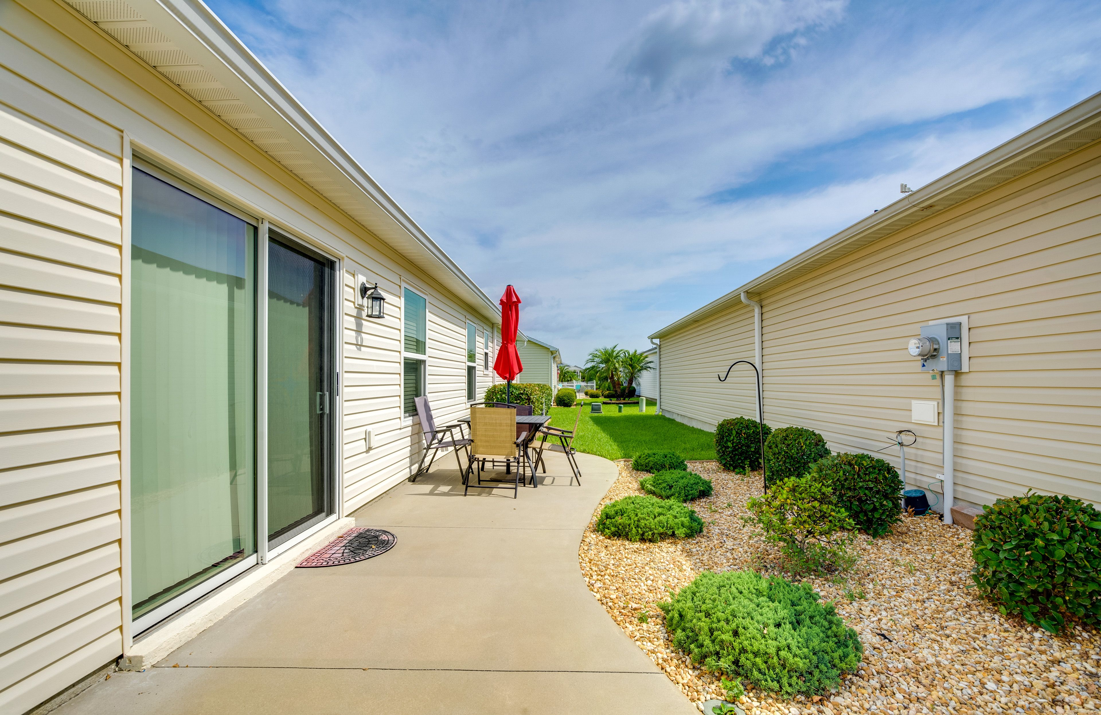 Side Patio | Outdoor Dining Area