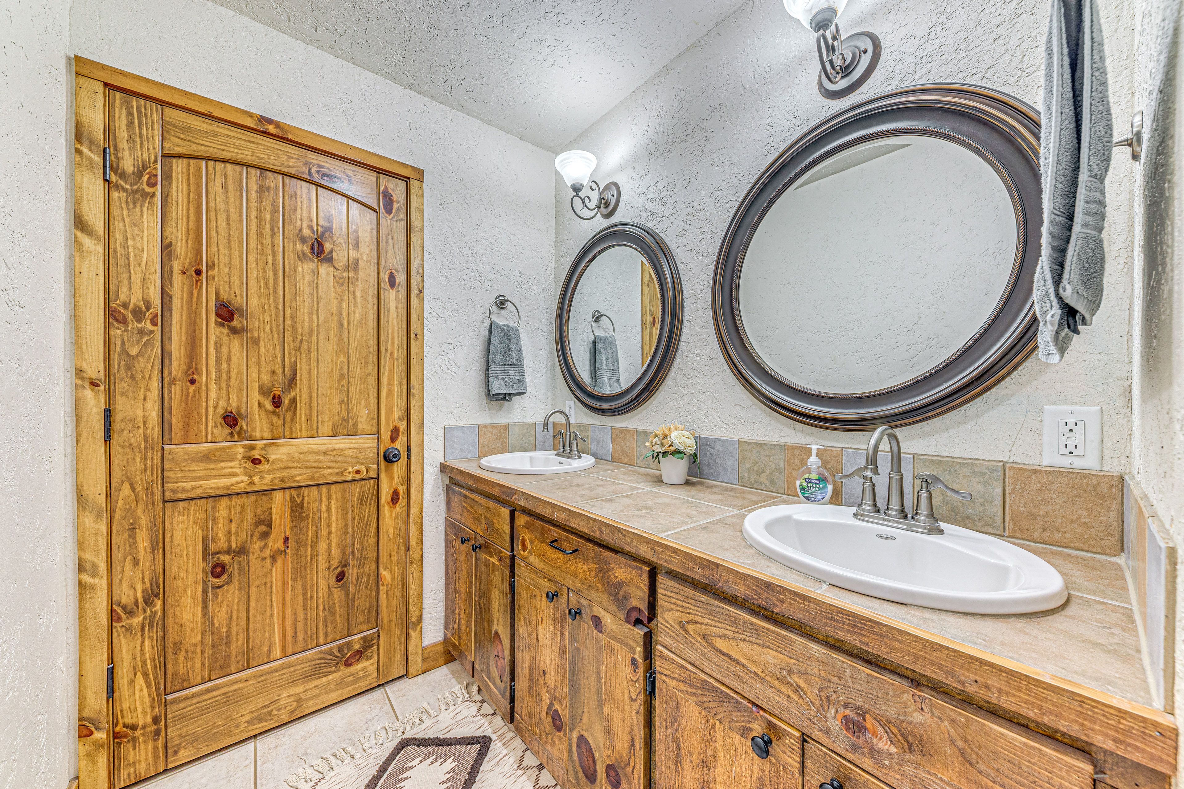 Full Bathroom | Towels Provided