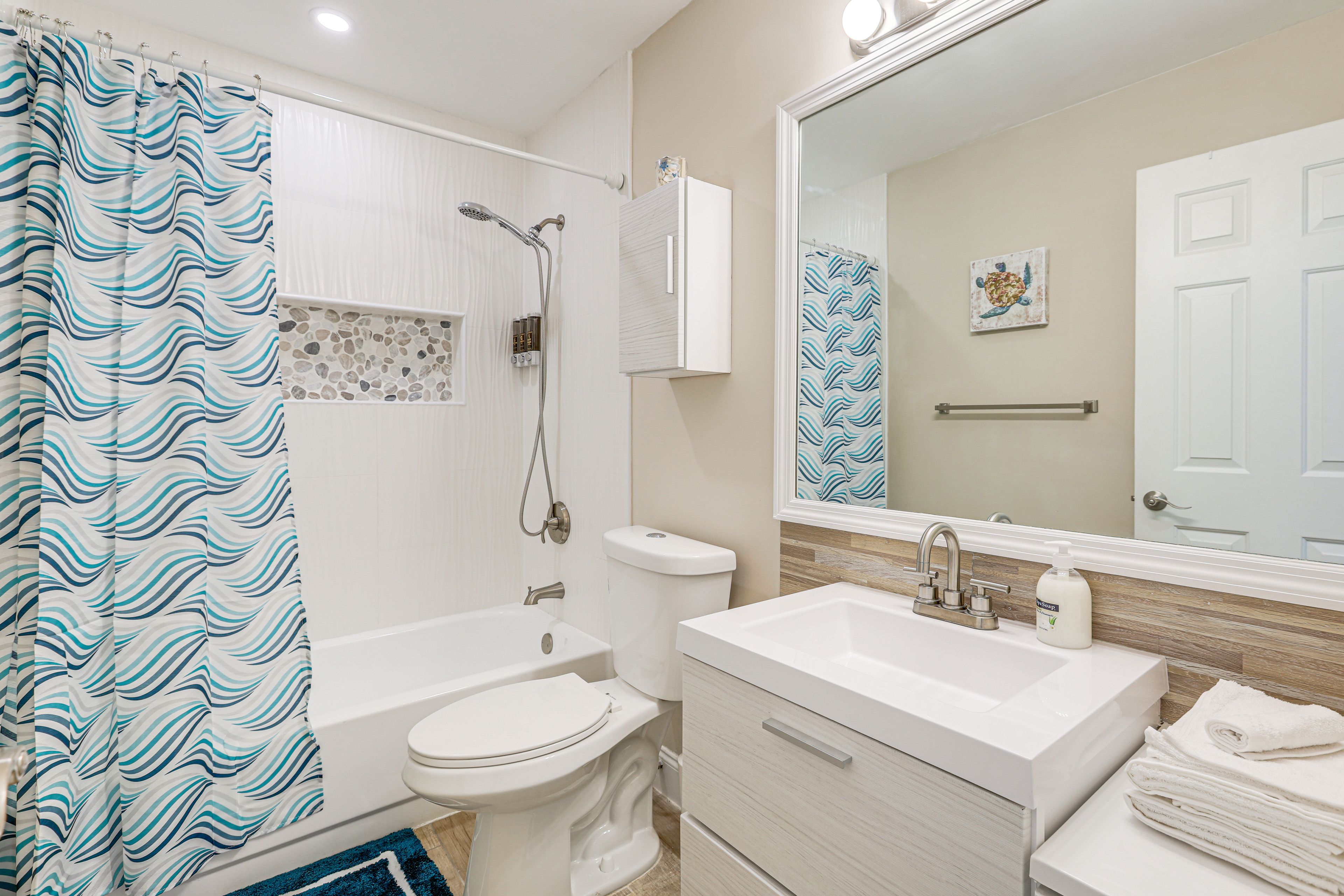Full Bathroom | Towels Provided