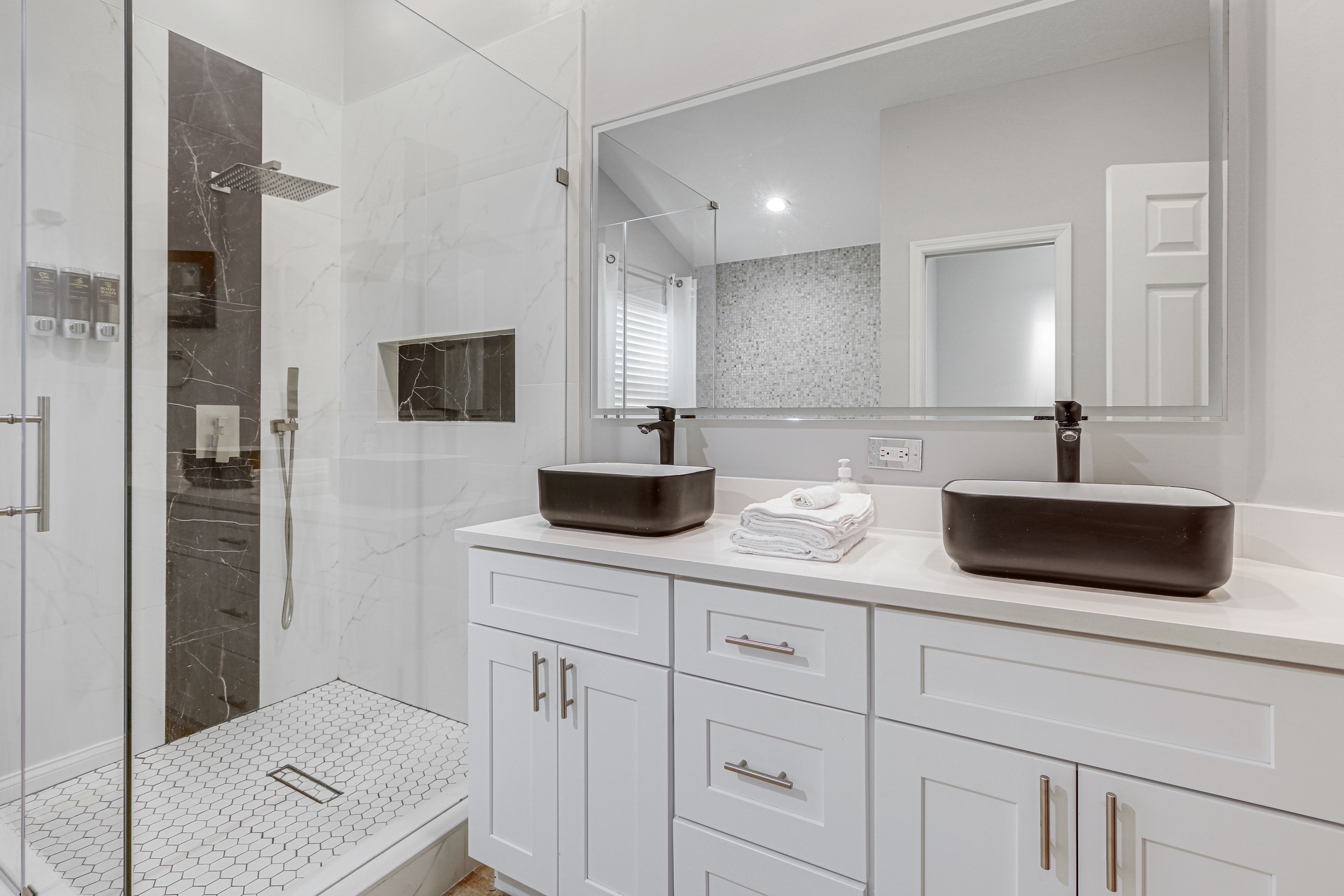 Full Bathroom | Separate Tub & Shower