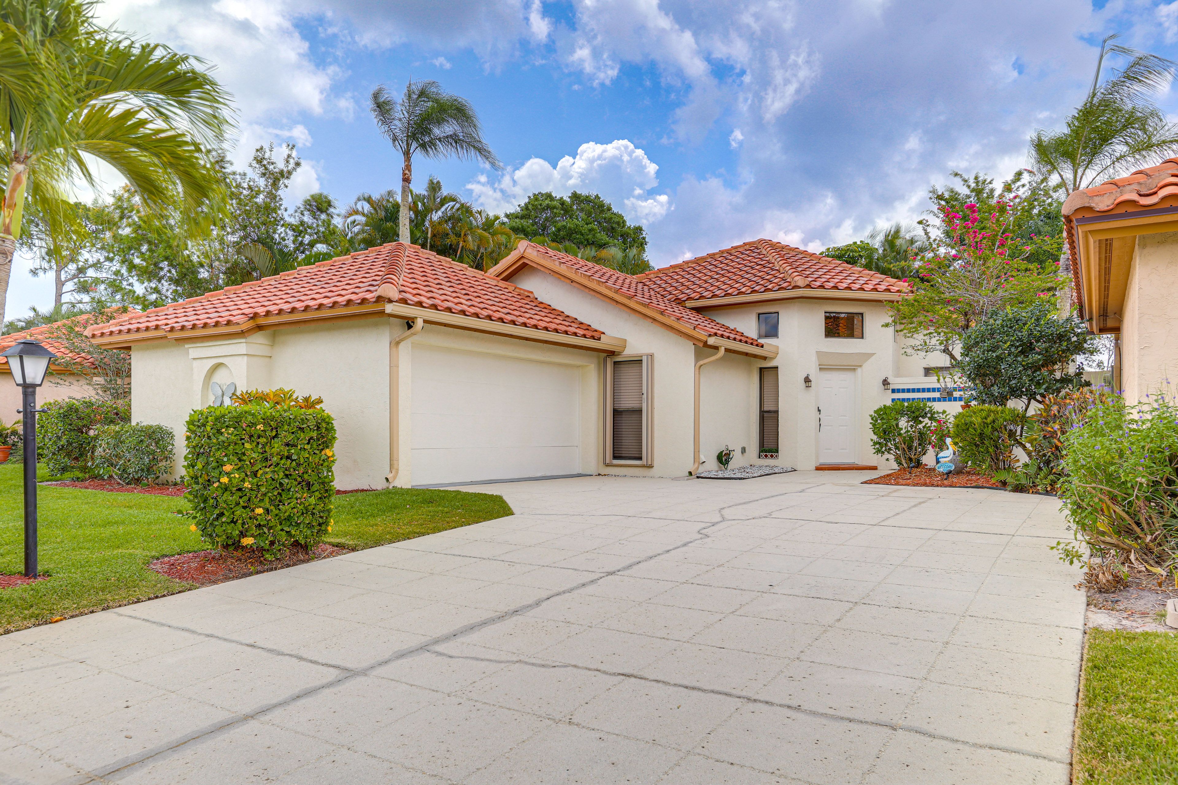 Home Exterior | Parking | Driveway (2-4 Vehicles) | Free Street