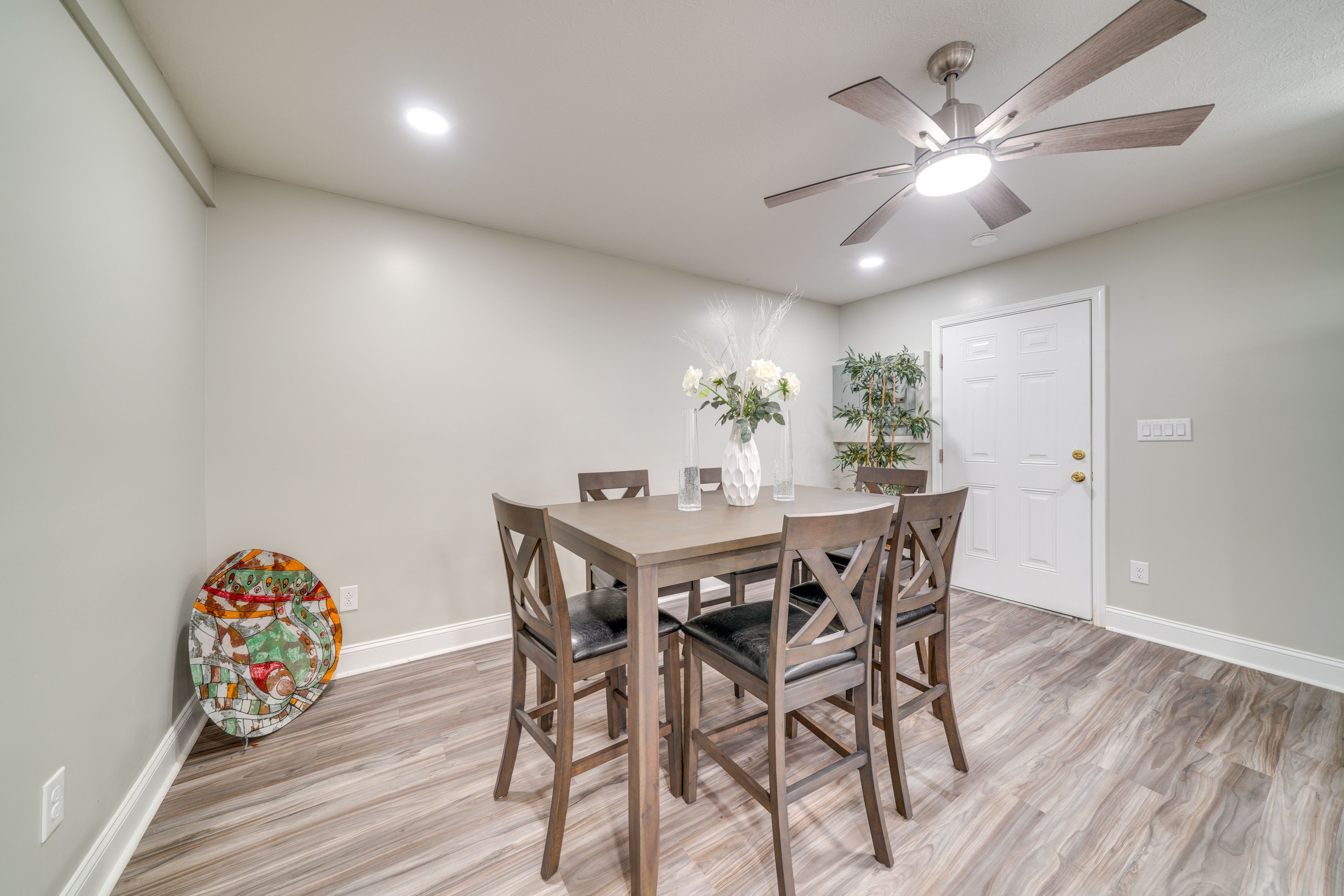 Dining Area | Dishware/Flatware Provided | 1st Floor
