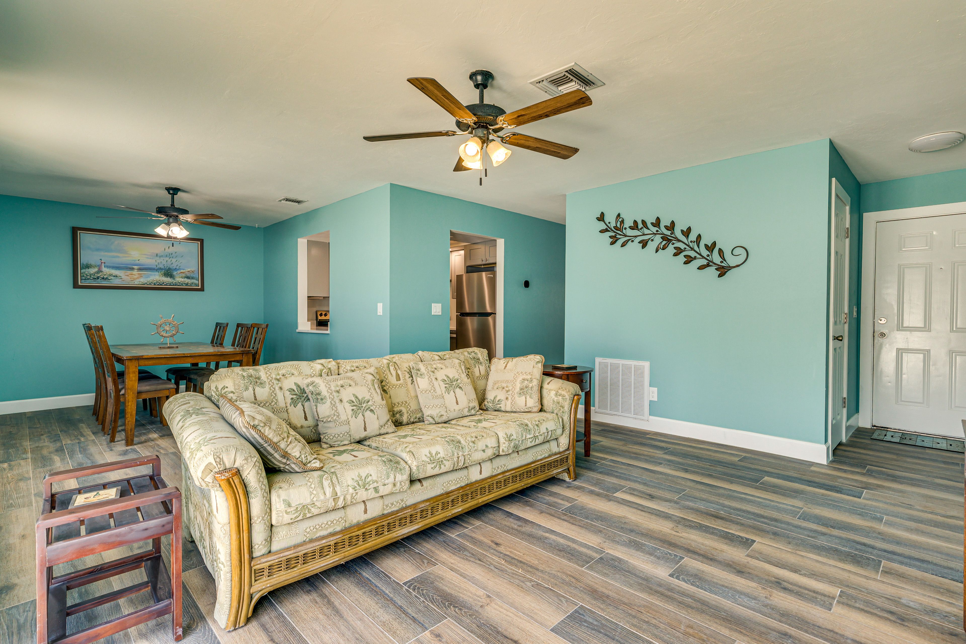 Living Room | Central A/C & Heating | Free WiFi