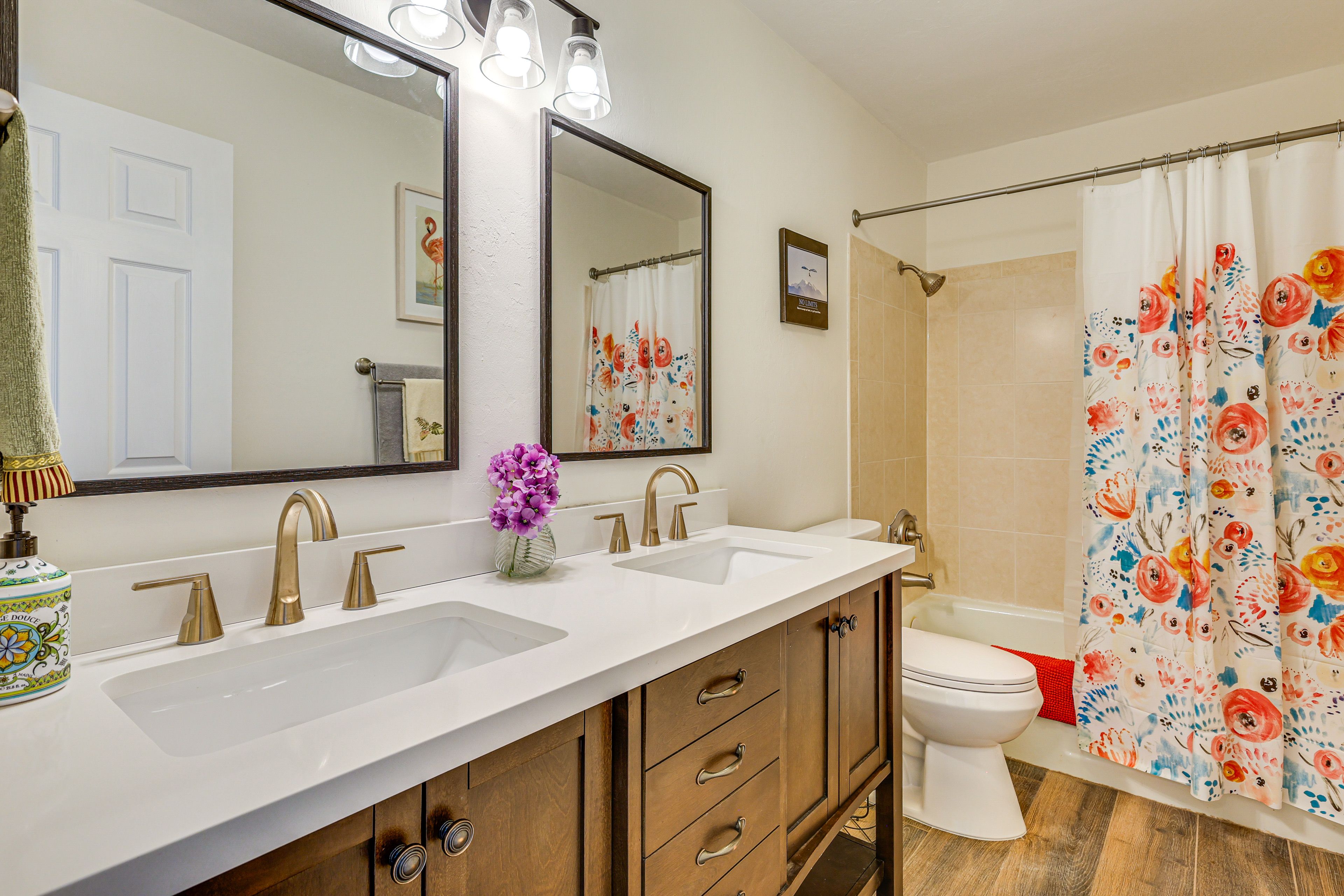 Full Bathroom | Towels Provided