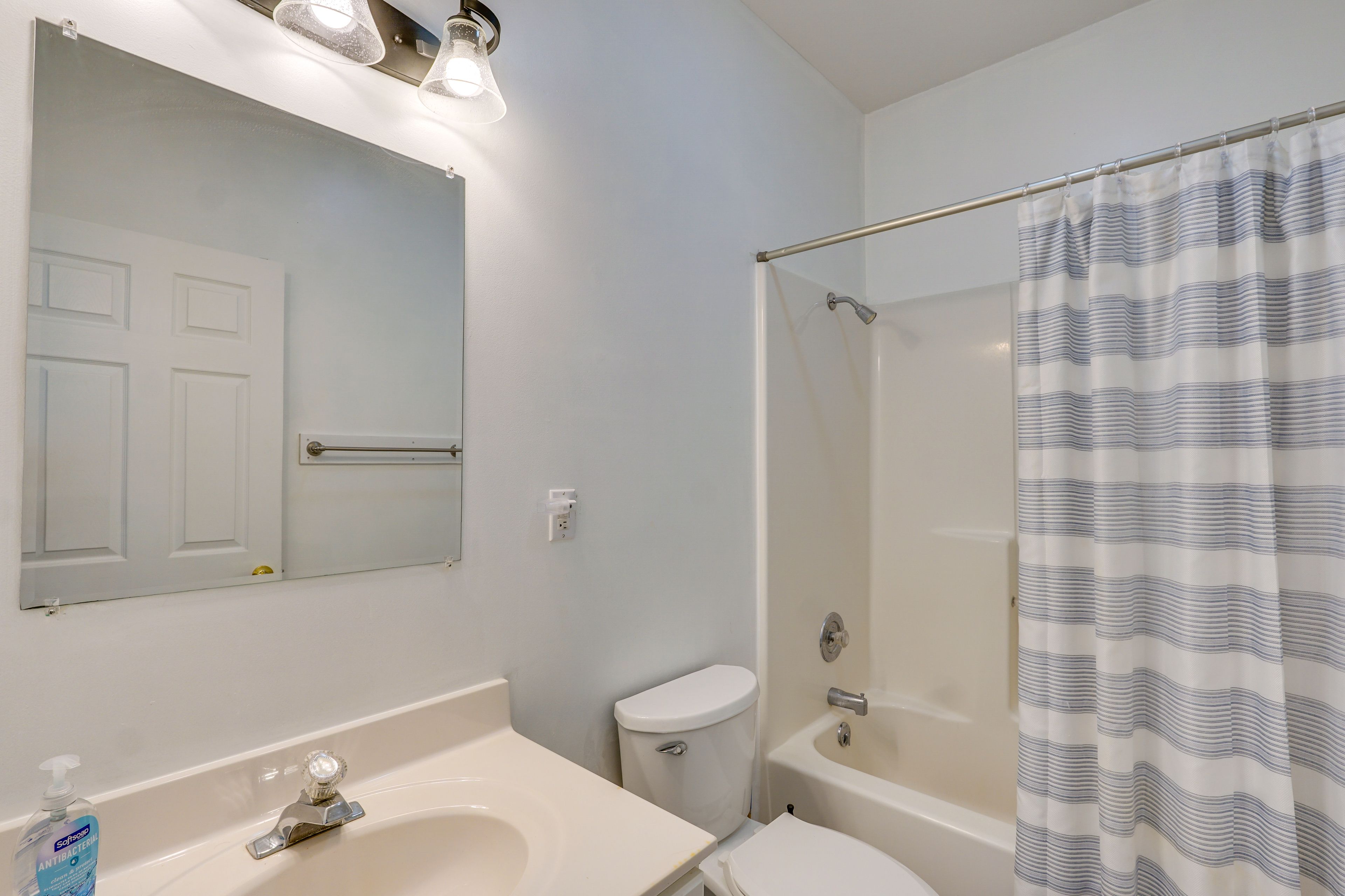Full Bathroom | Upper Level