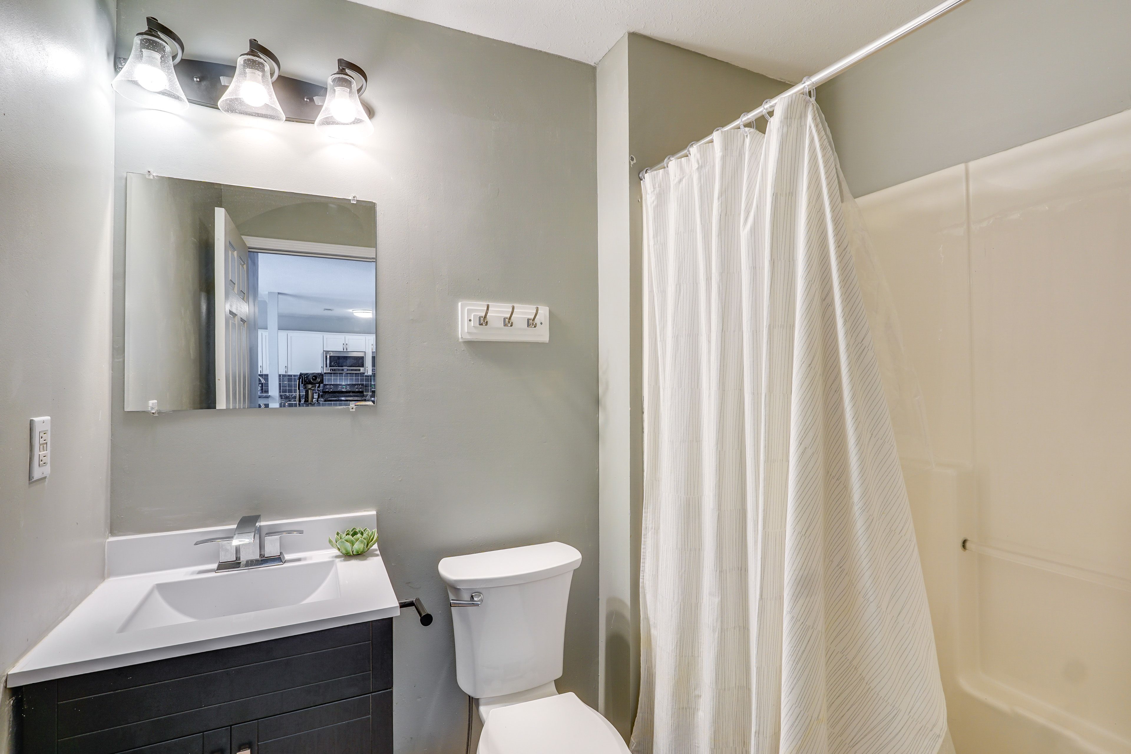 Full Bathroom | Lower Level | Towels Provided