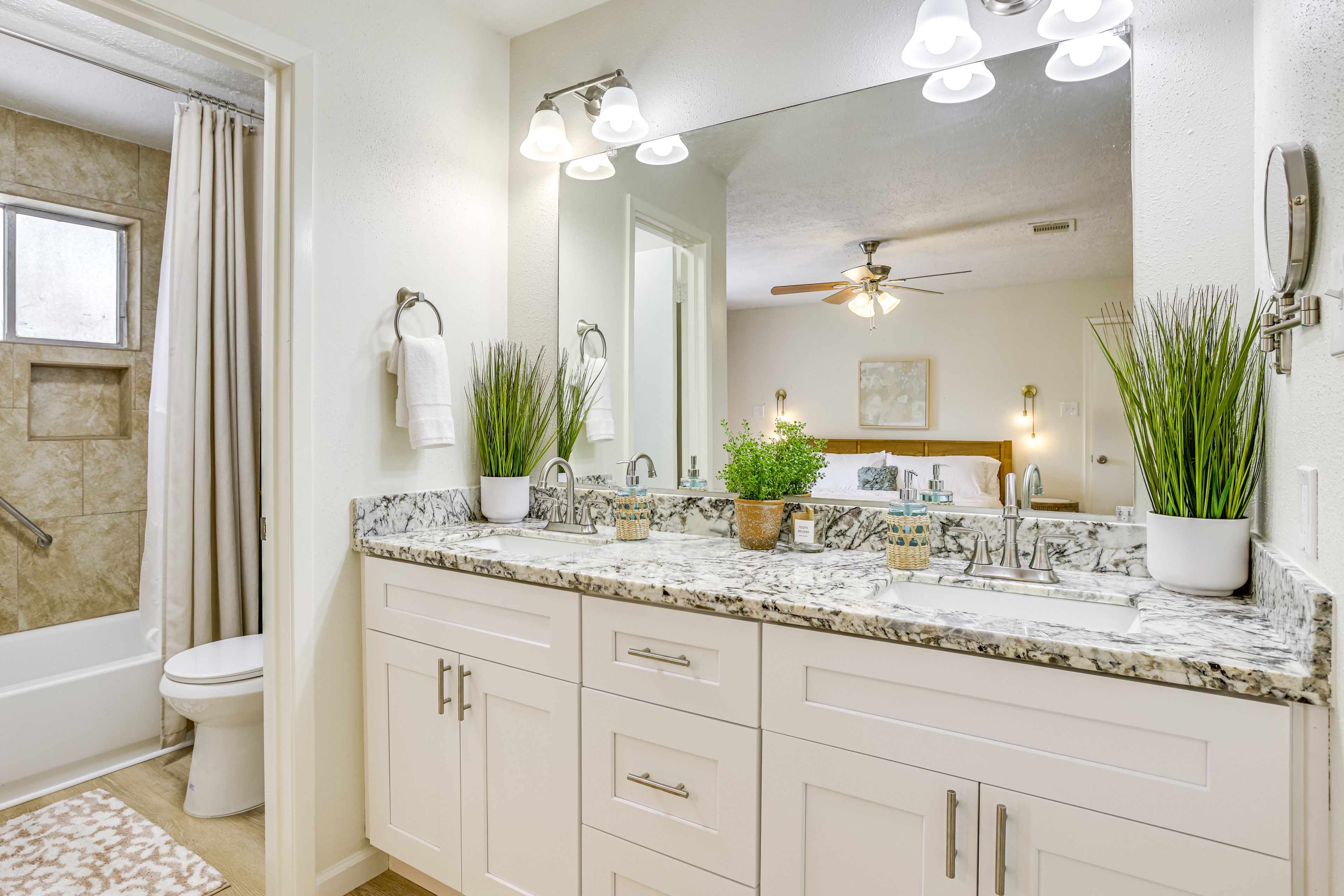 En-Suite Bathroom | Towels & Linens Provided