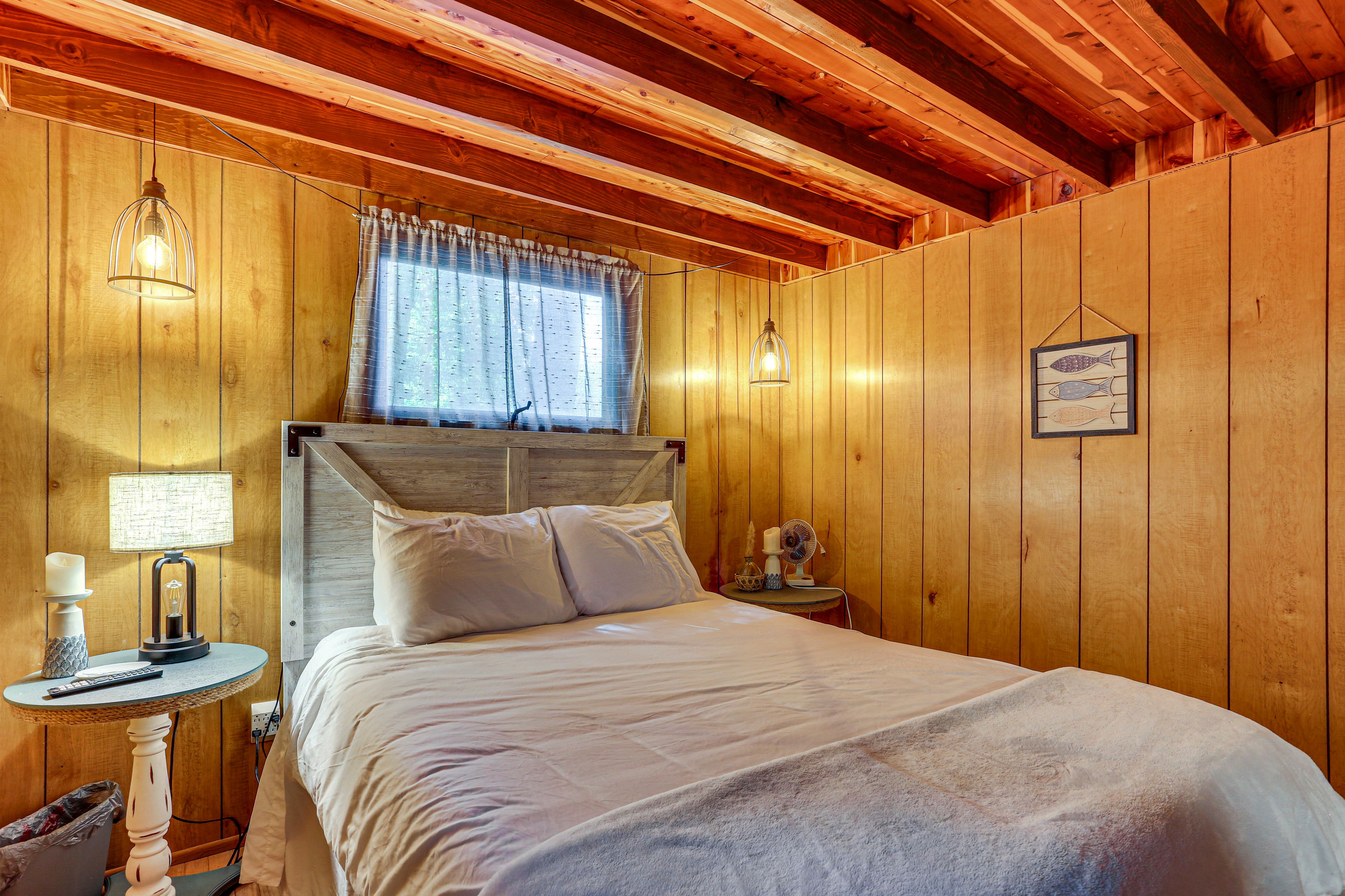 Bedroom 2 | Queen Bed | Smart TV | 2nd Floor