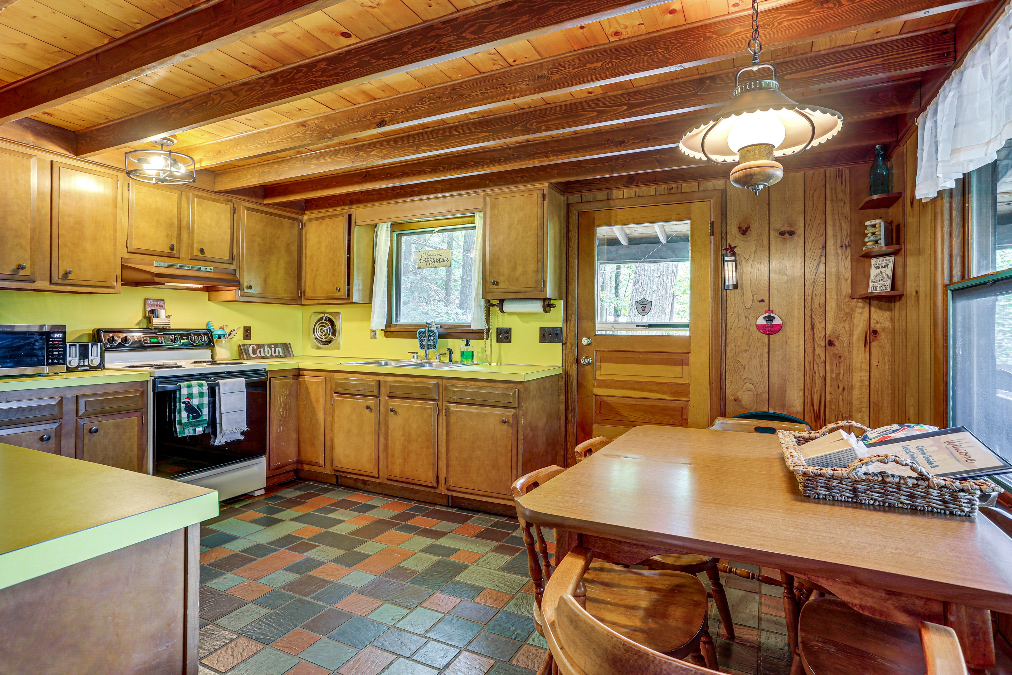 Dining Area | Dishware/Flatware Provided | 2nd Floor
