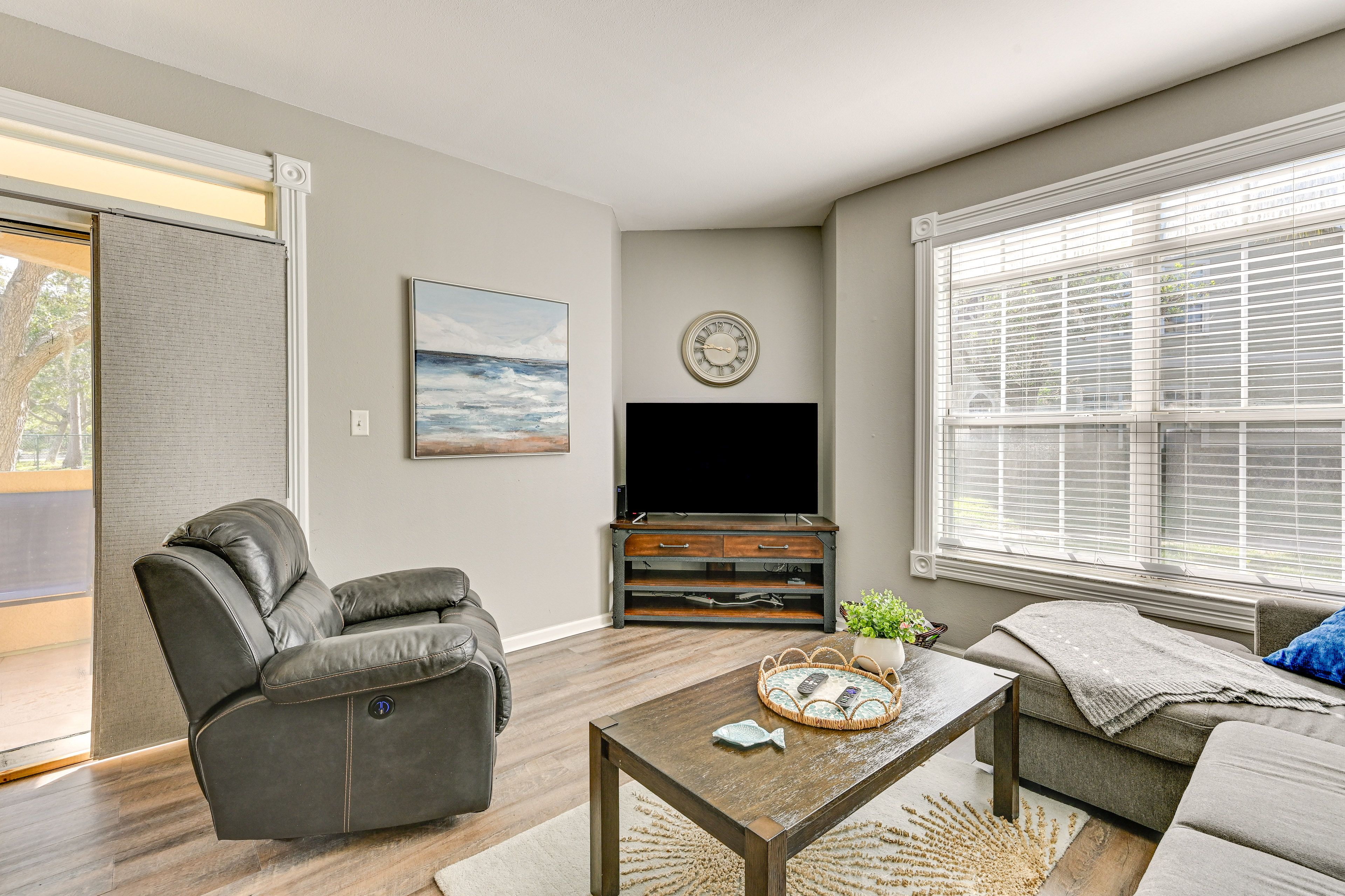 Living Room | Free WiFi | Smart TV | Full Sleeper Sofa