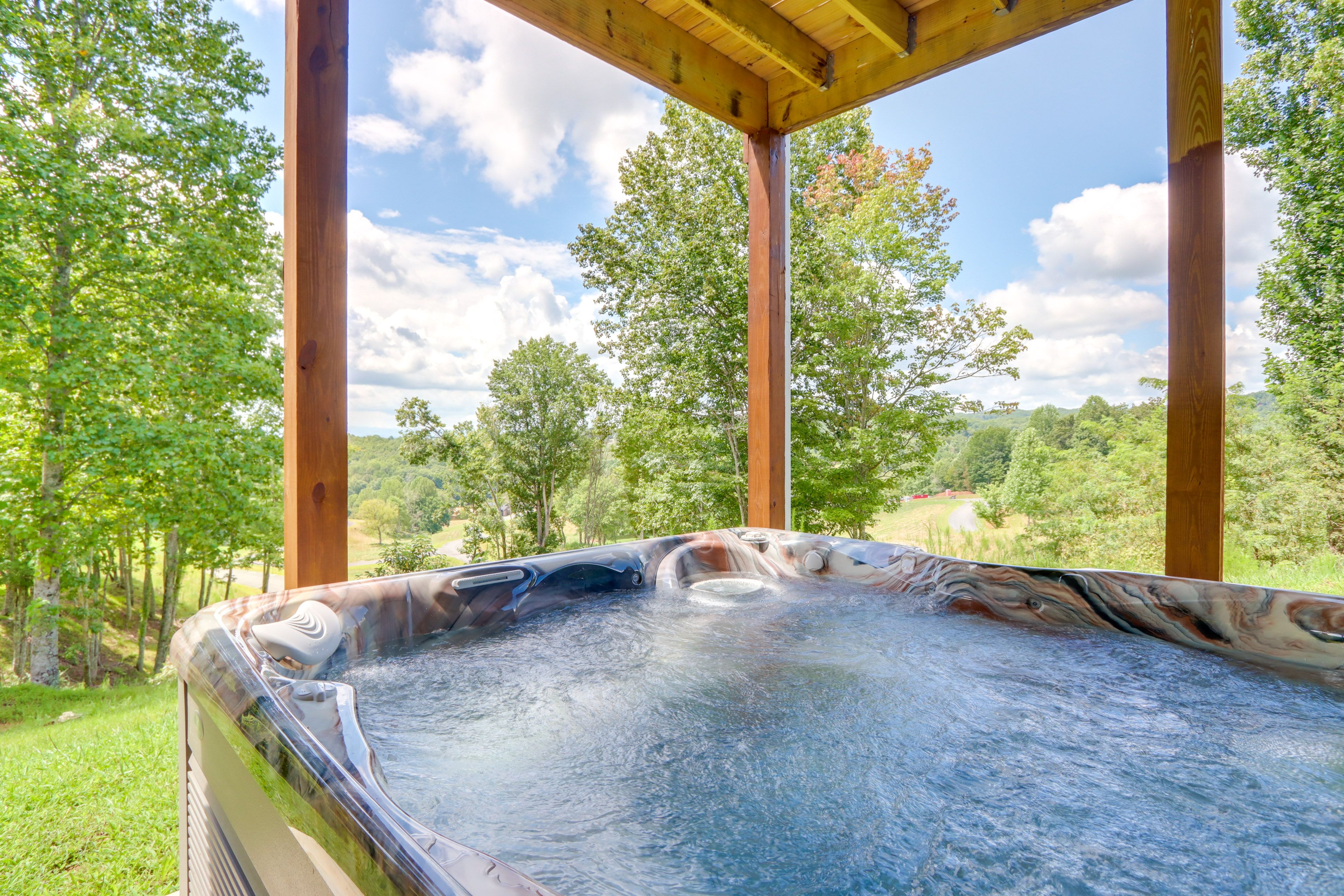 Morganton Vacation Rental | 4BR | 3BR | Steps Required | 2,900 Sq Ft