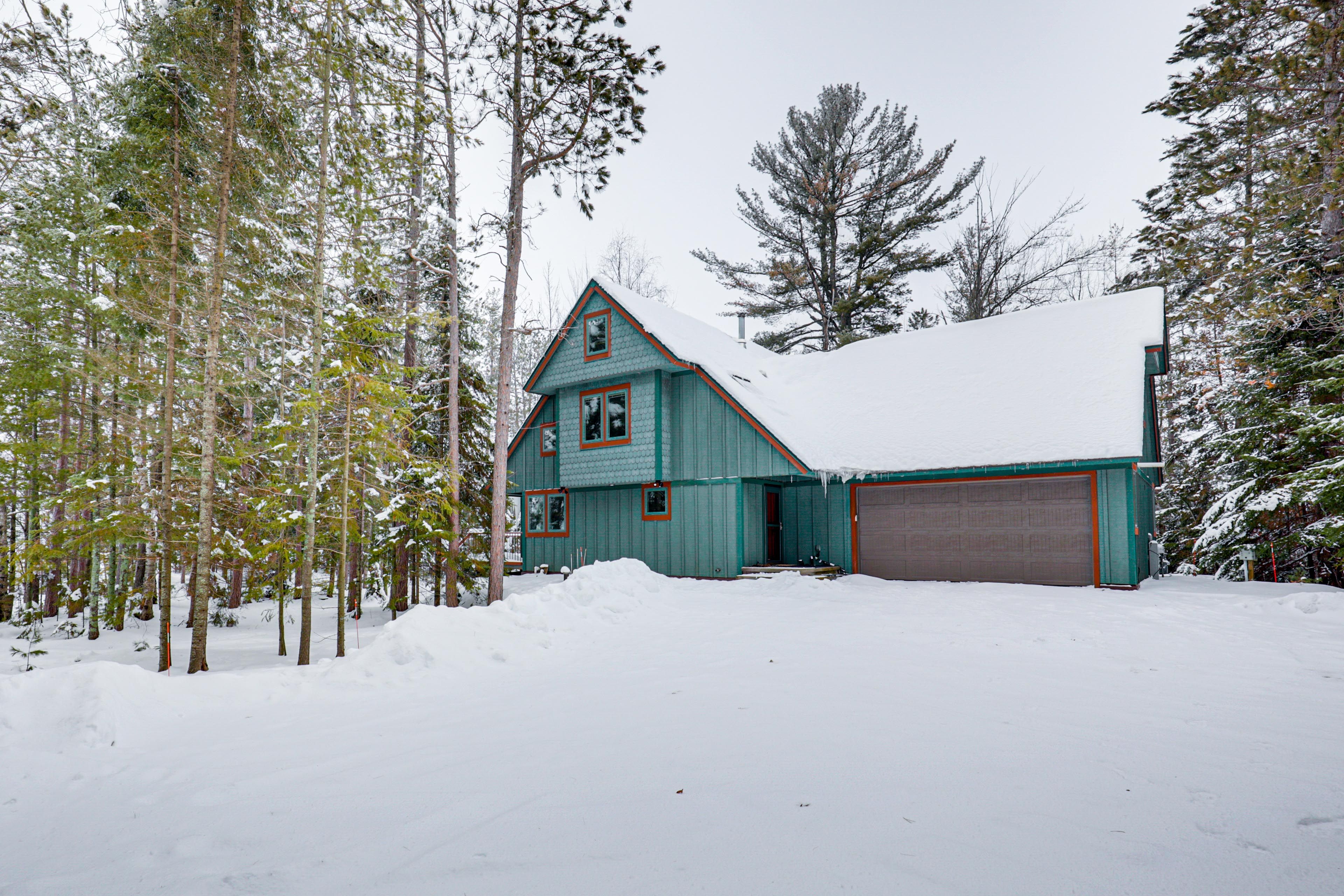 Front Exterior | Garage (2 Vehicles) | Driveway (5 Vehicles)