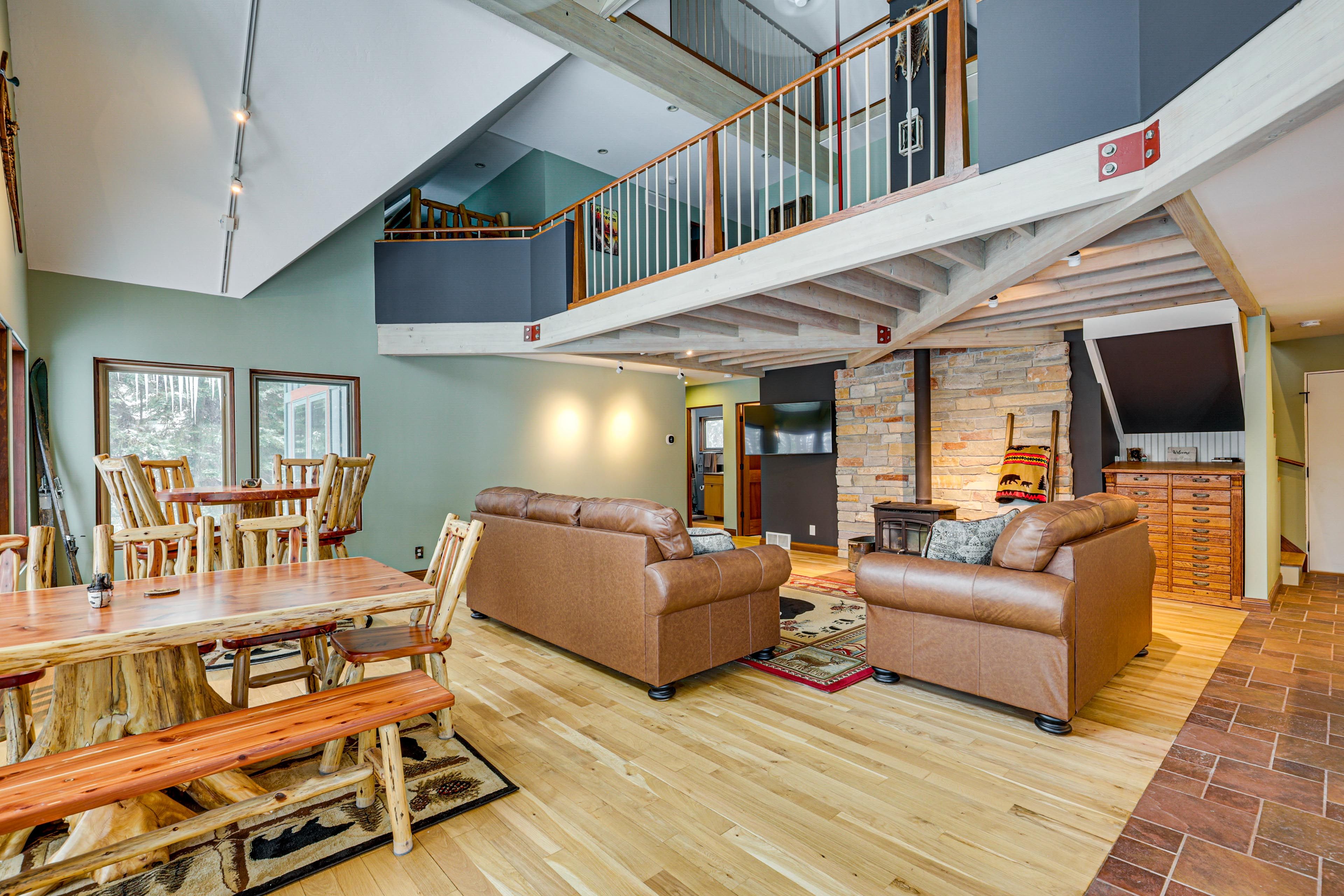 Living Room | Free WiFi | Central Heating & A/C | Smart TV | 1st Floor