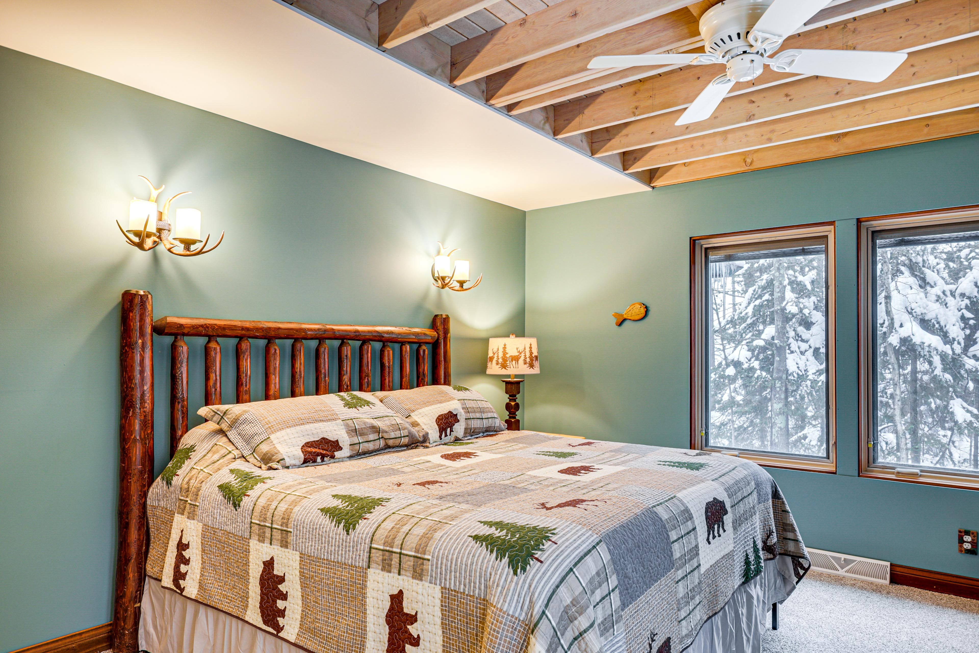 Bedroom 1 | Queen Bed | Linens Provided | 1st Floor