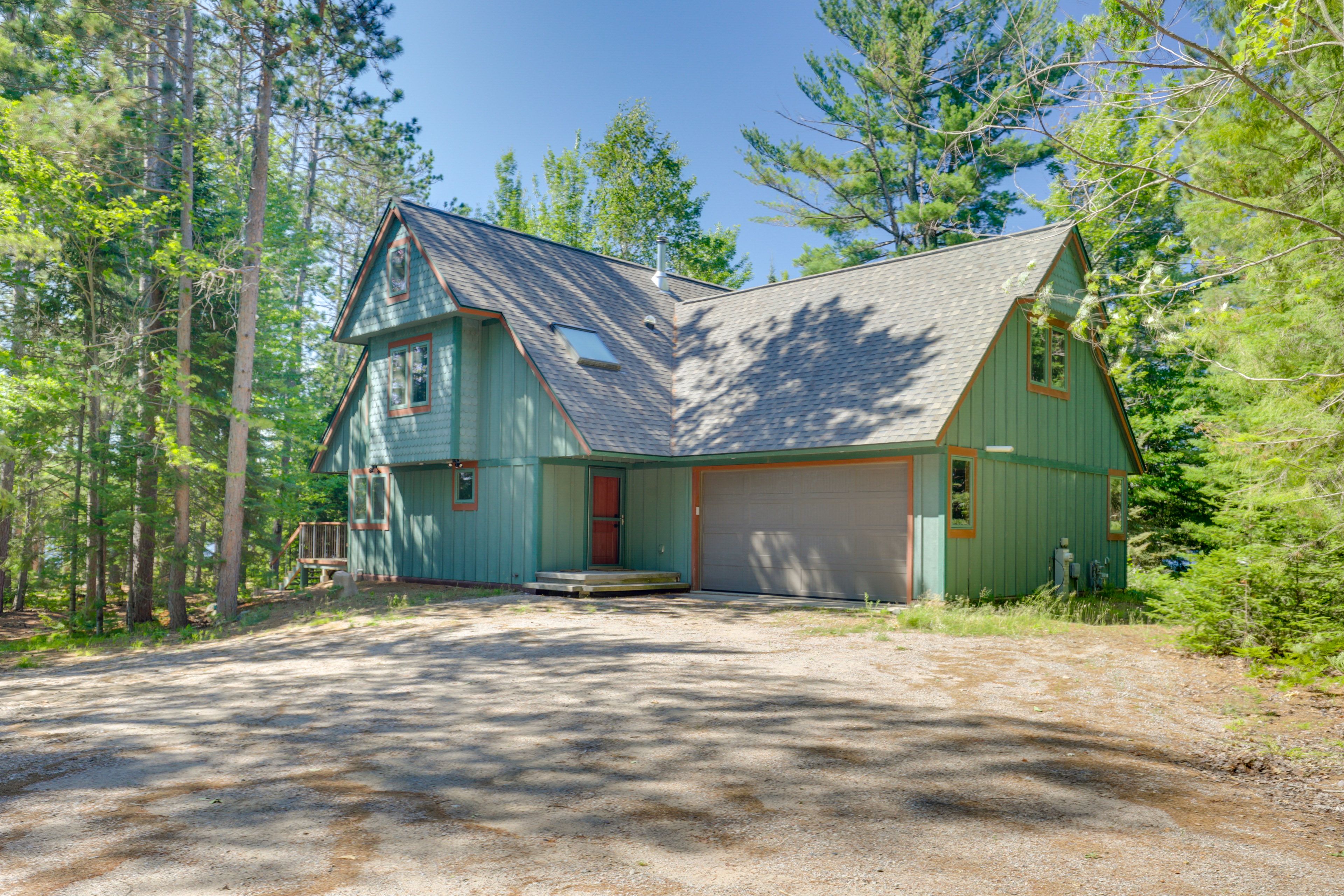 Front Exterior | Garage (2 Vehicles) | Driveway (5 Vehicles)