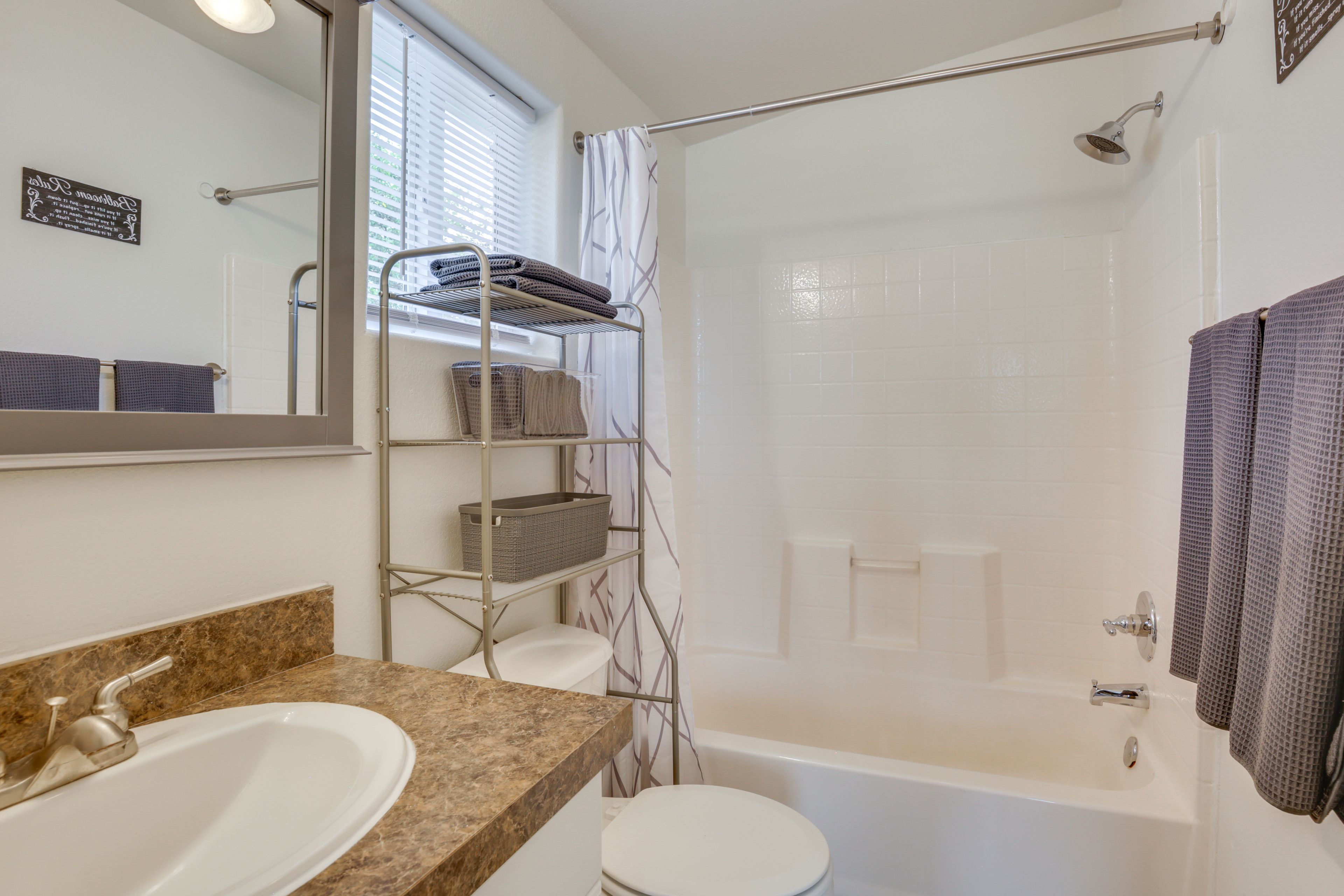 Full Bathroom | Towels Provided