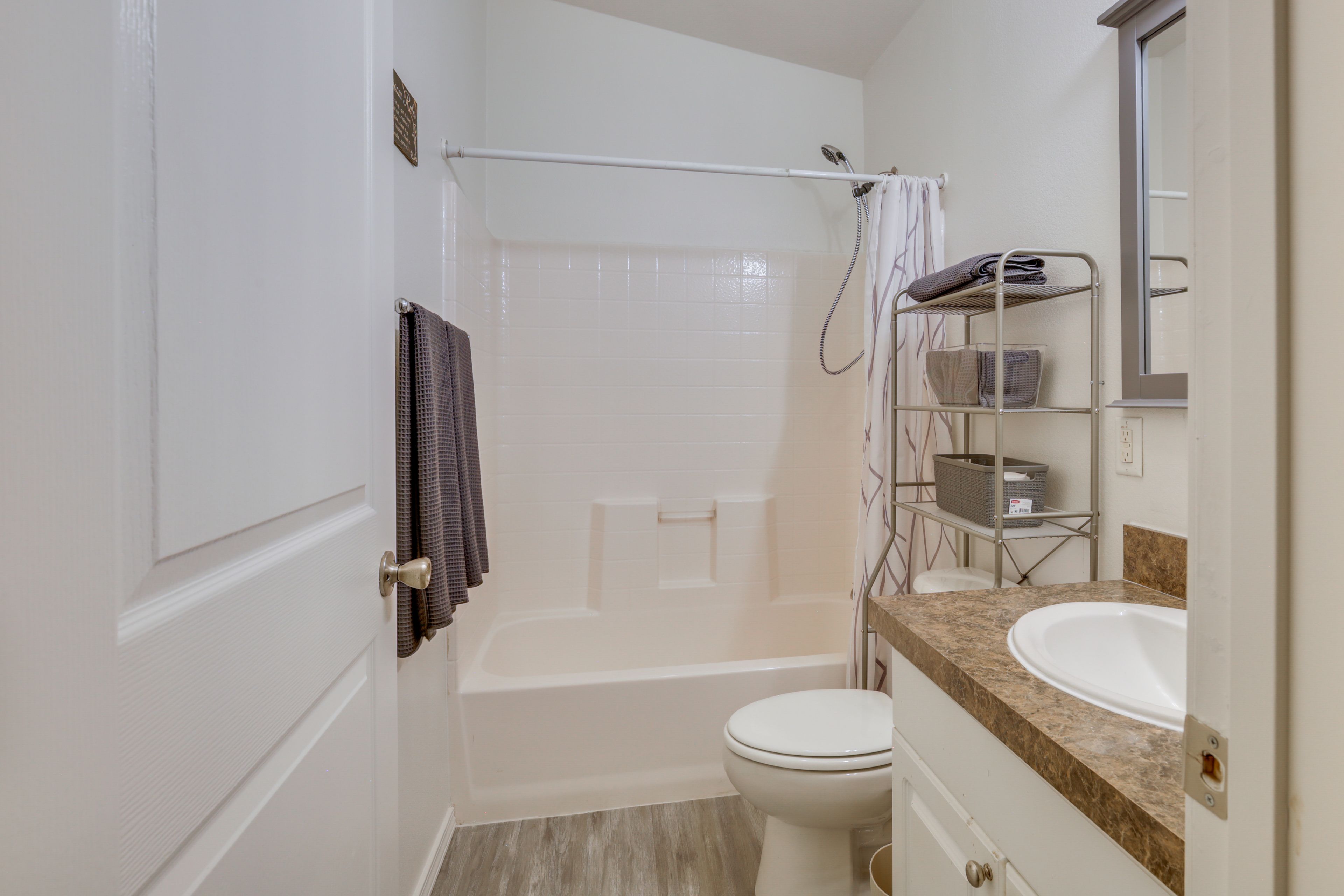 Full Bathroom | Complimentary Toiletries