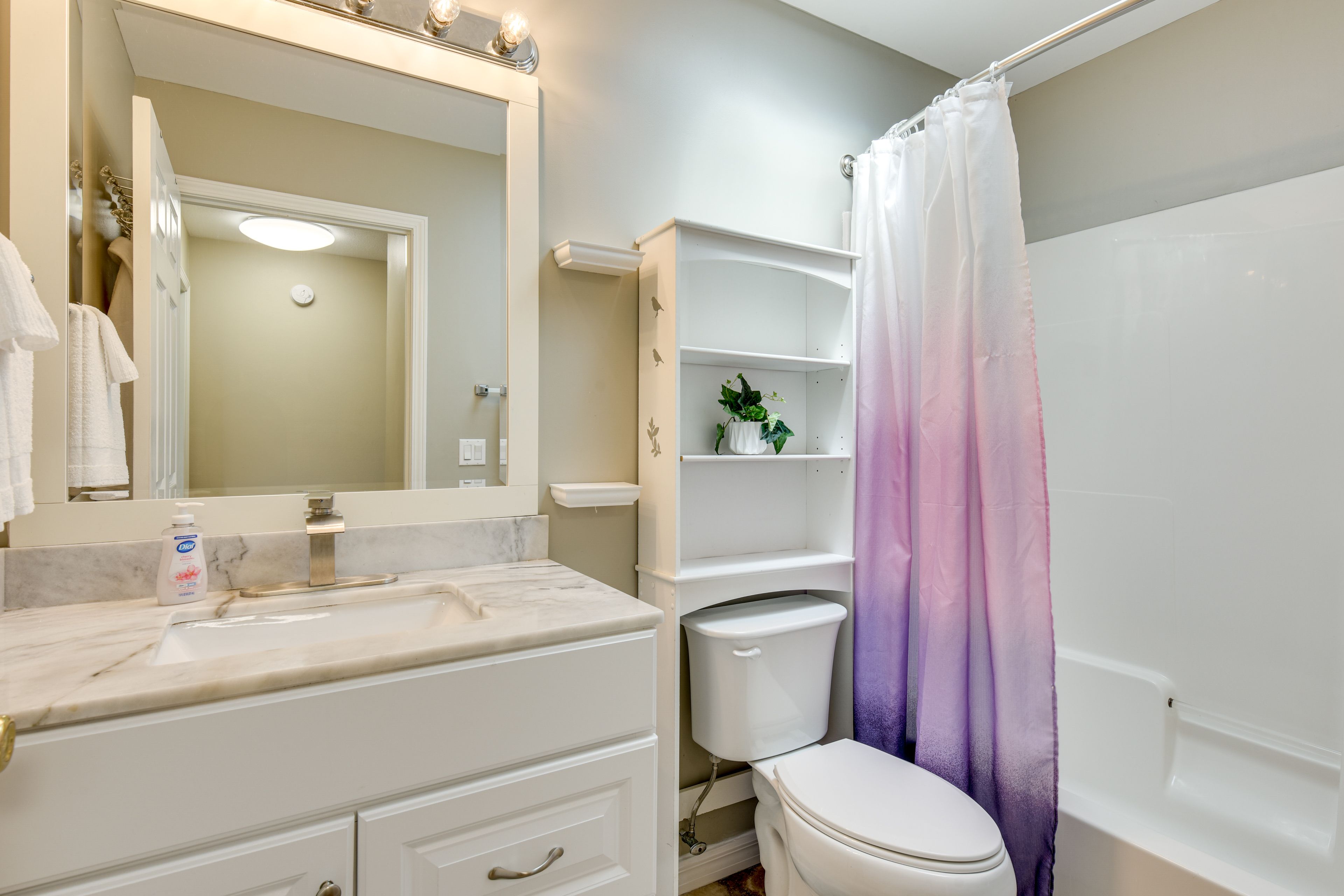 Full Bathroom | Towels Provided