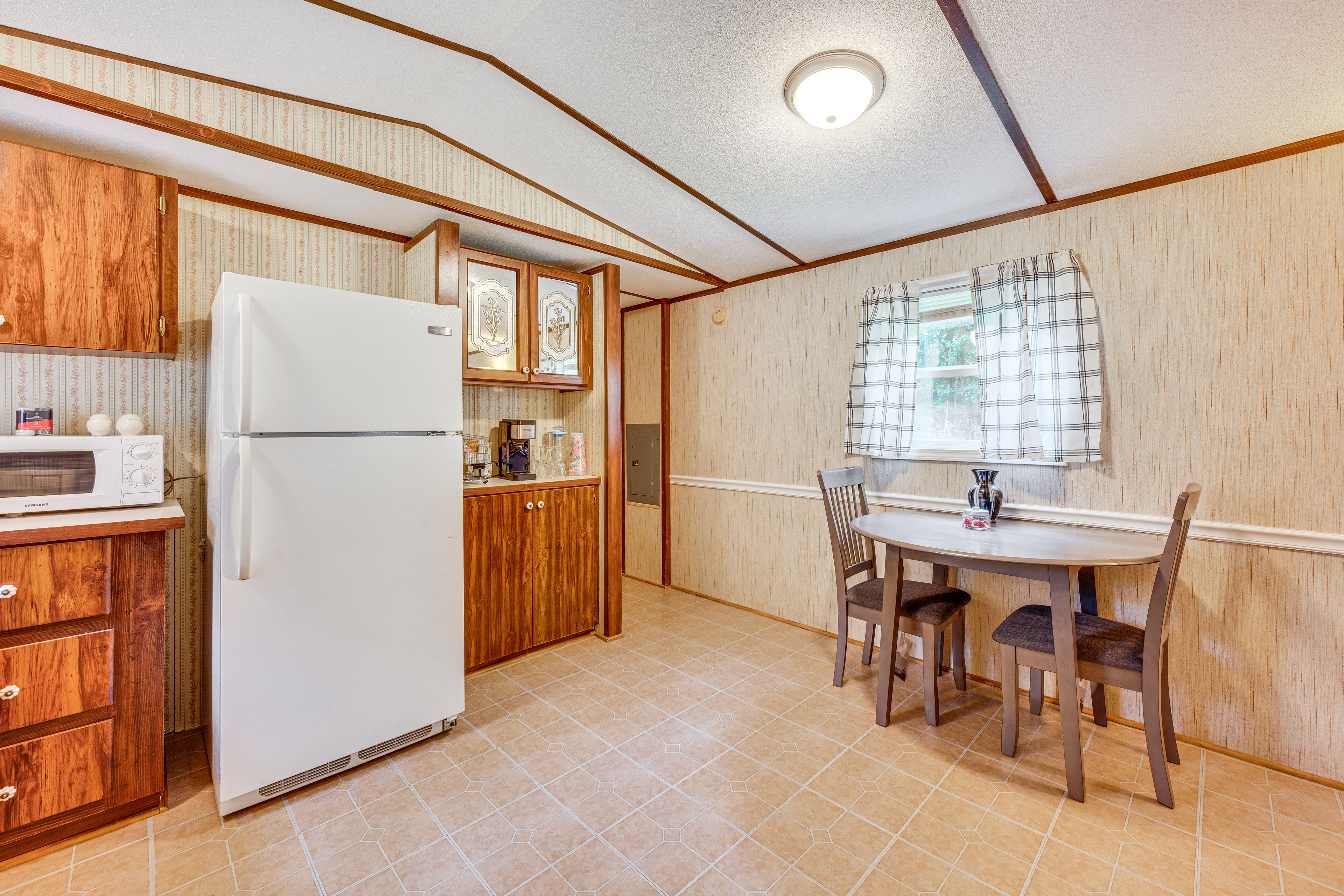Dining Area | Dishware/Flatware Provided