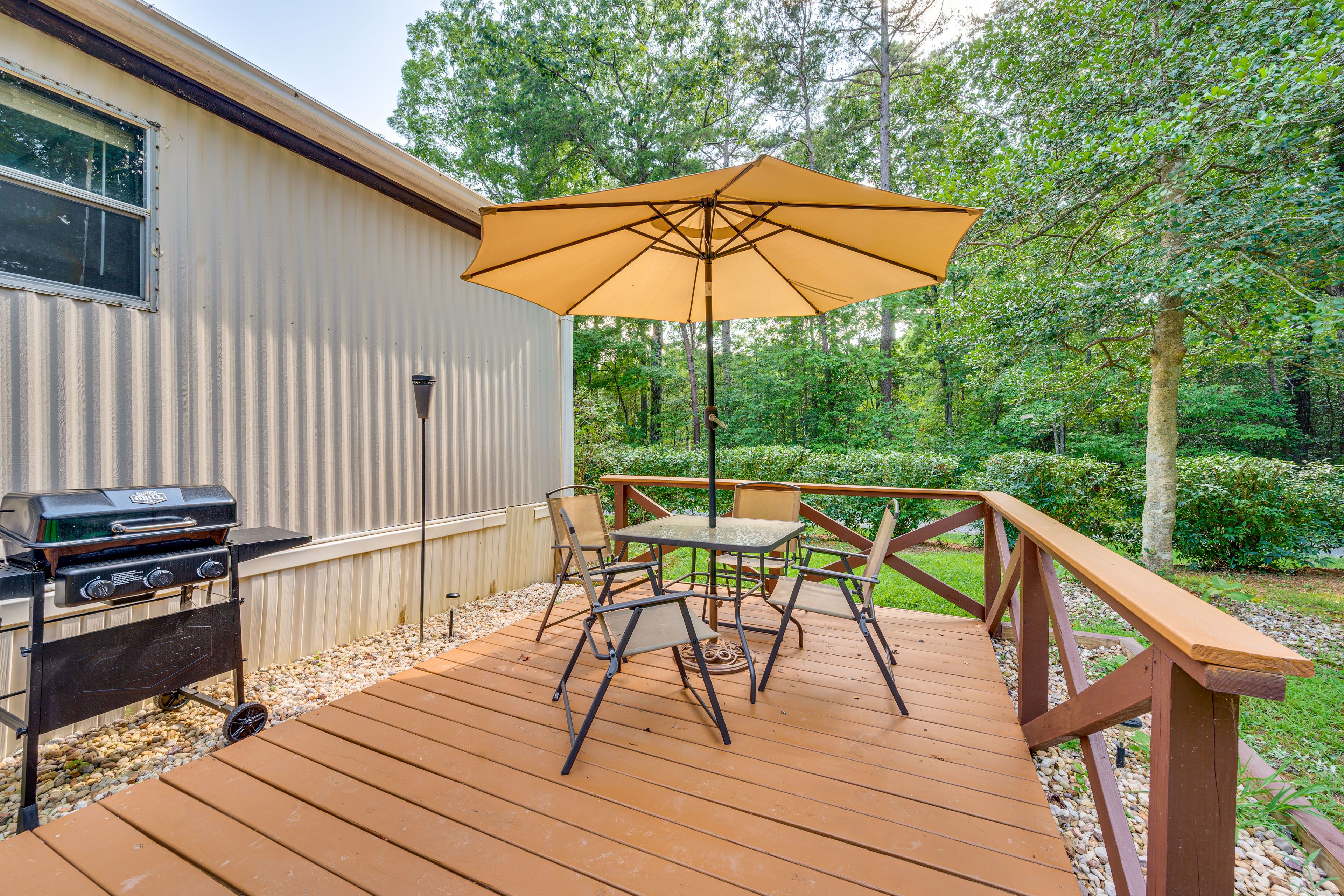 New London Vacation Rental | 3BR | 2BA | 900 Sq Ft | 7 Steps to Enter