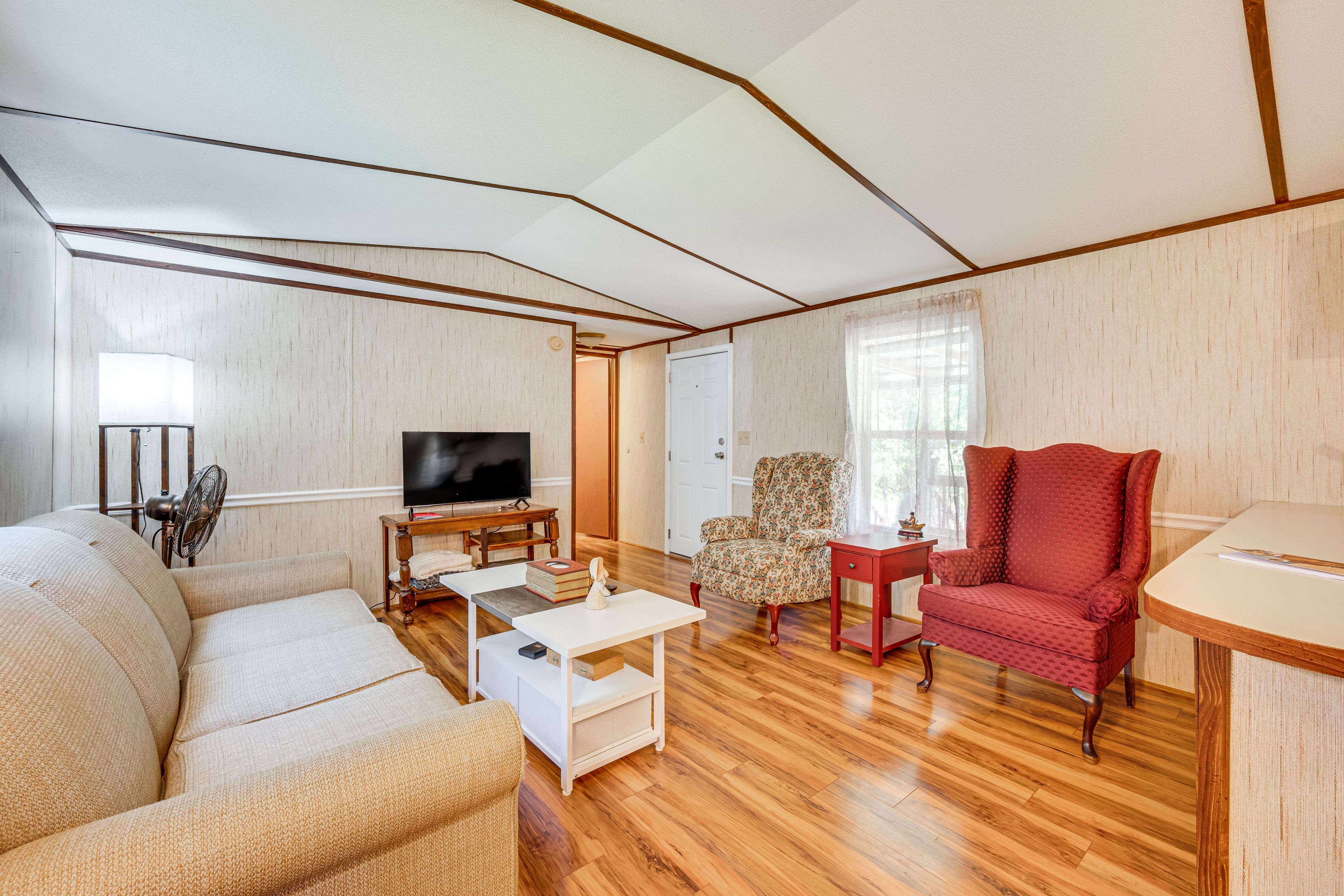 Living Room | Smart TV | Free WiFi | Central Air Conditioning/Heat