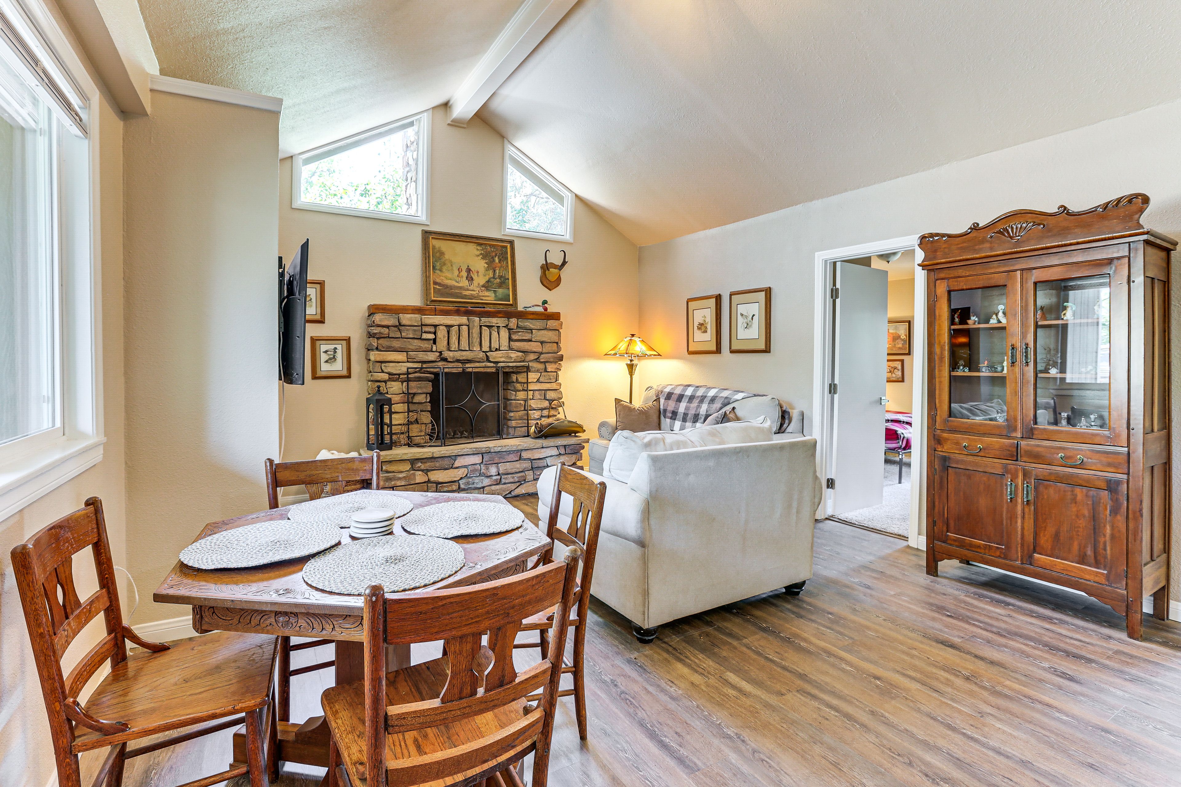 Living Room | Free WiFi | Central Heating & Air Conditioning | Dining Area