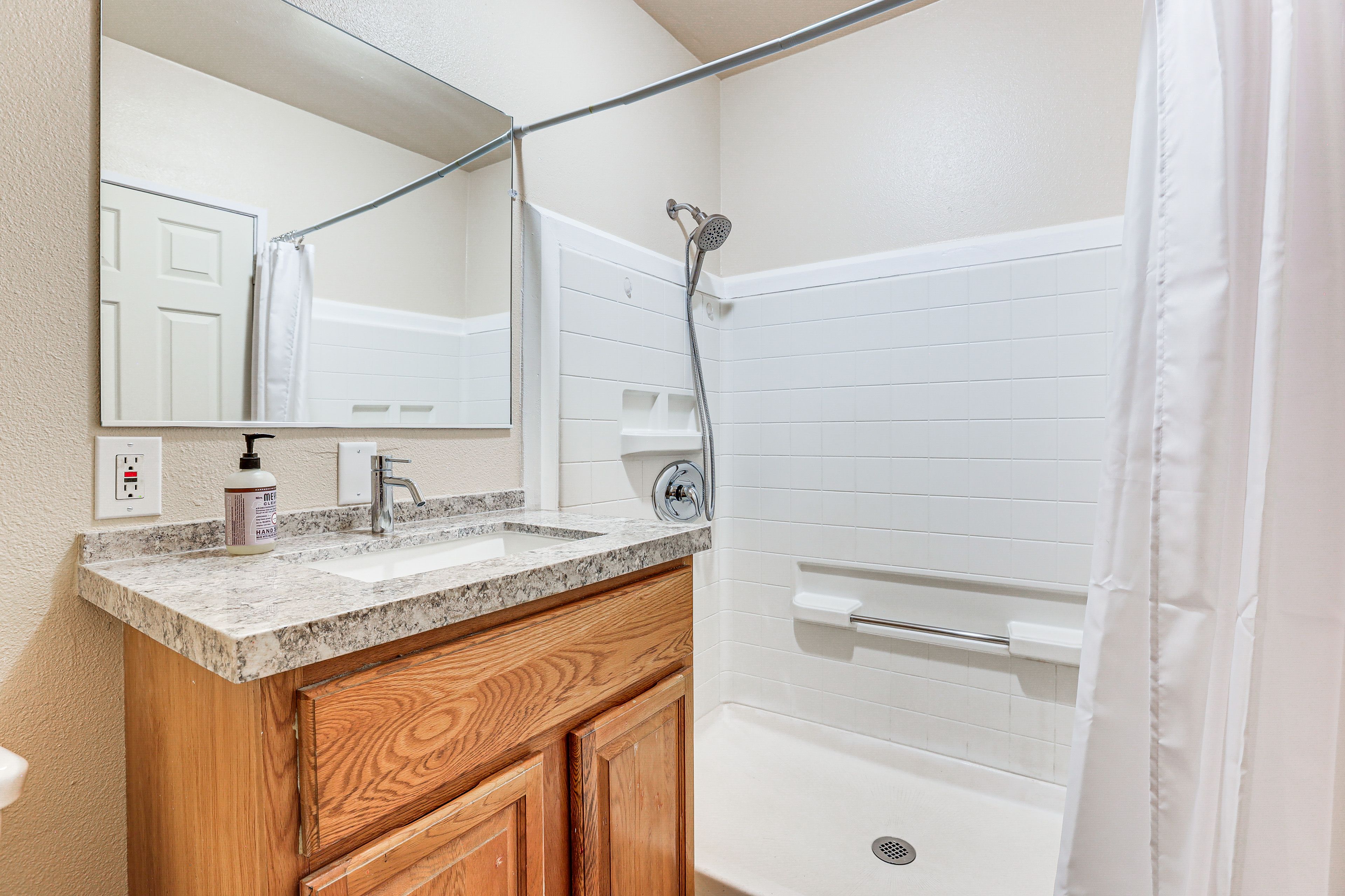 Full Bathroom (Access via Additional Room)