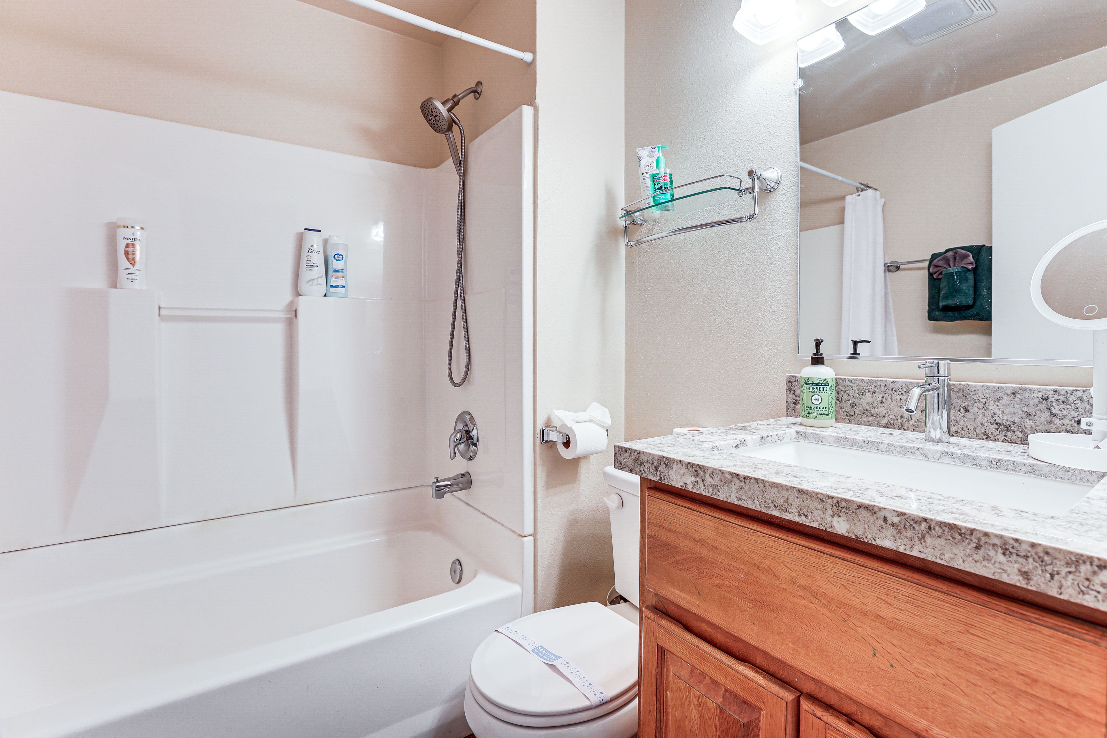 Full Bathroom | Towels Provided | Complimentary Toiletries