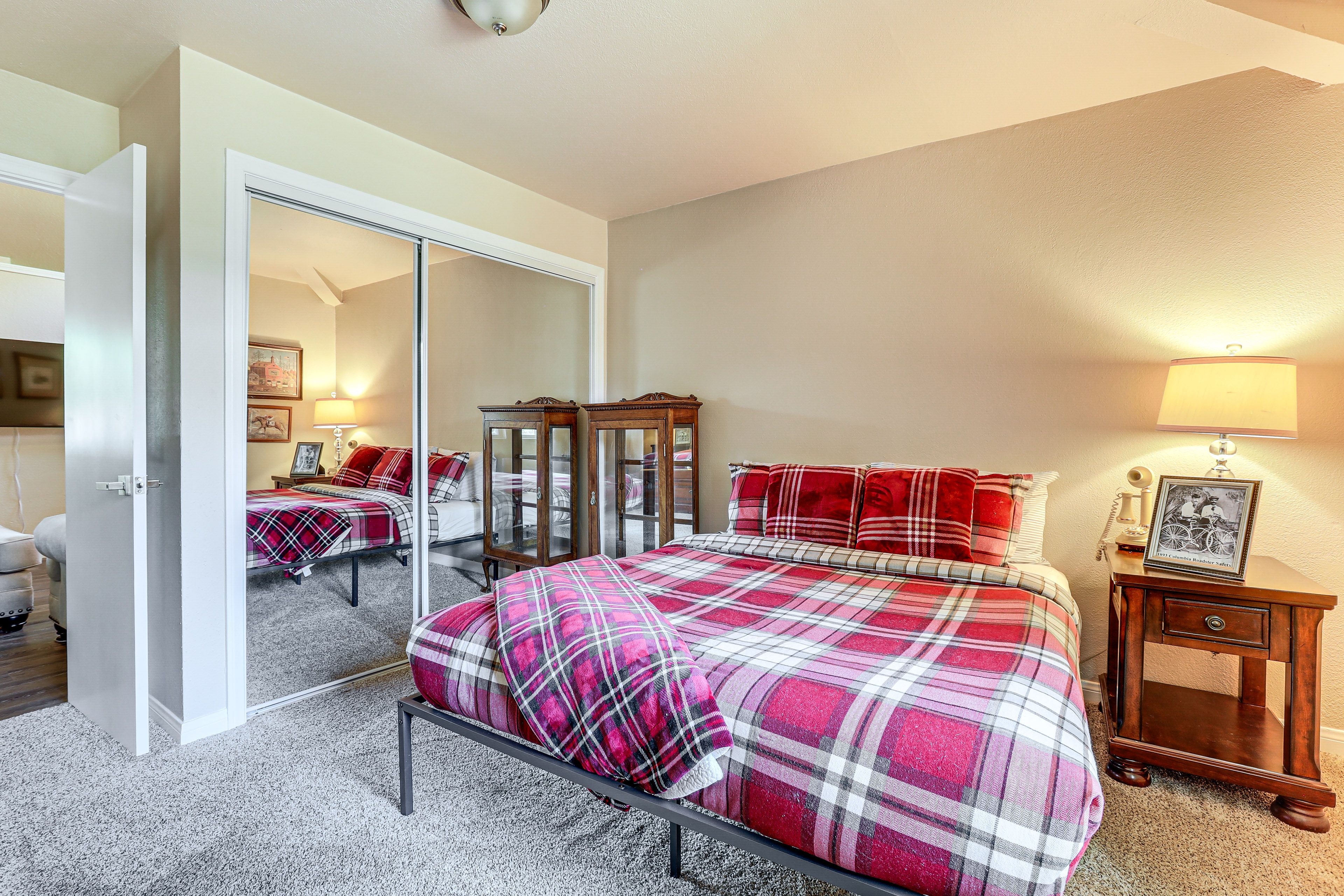 Bedroom 2 | Queen Bed