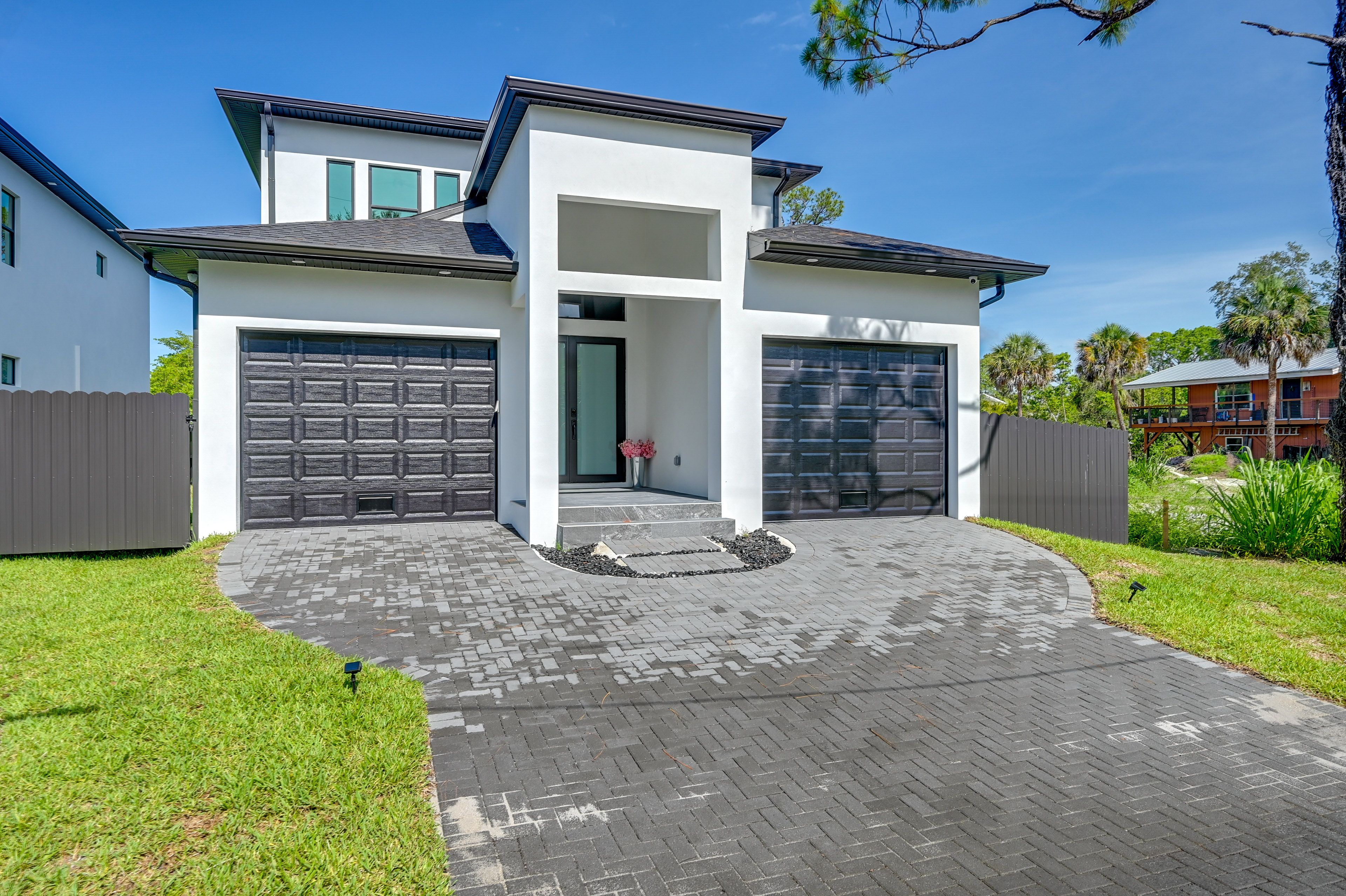 Parking | Driveway (2 Vehicles | Garage (2 Vehicles)