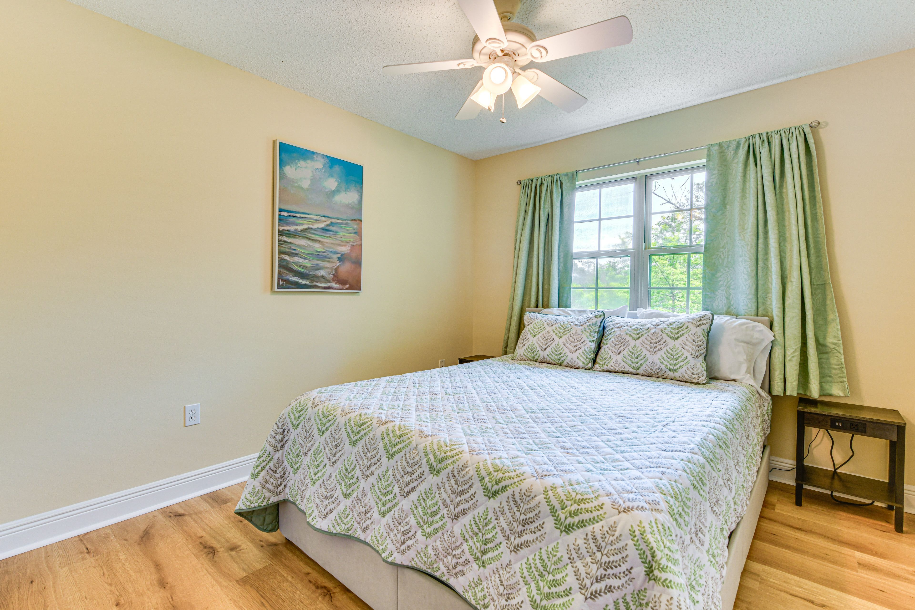 Bedroom 2 | Queen Bed