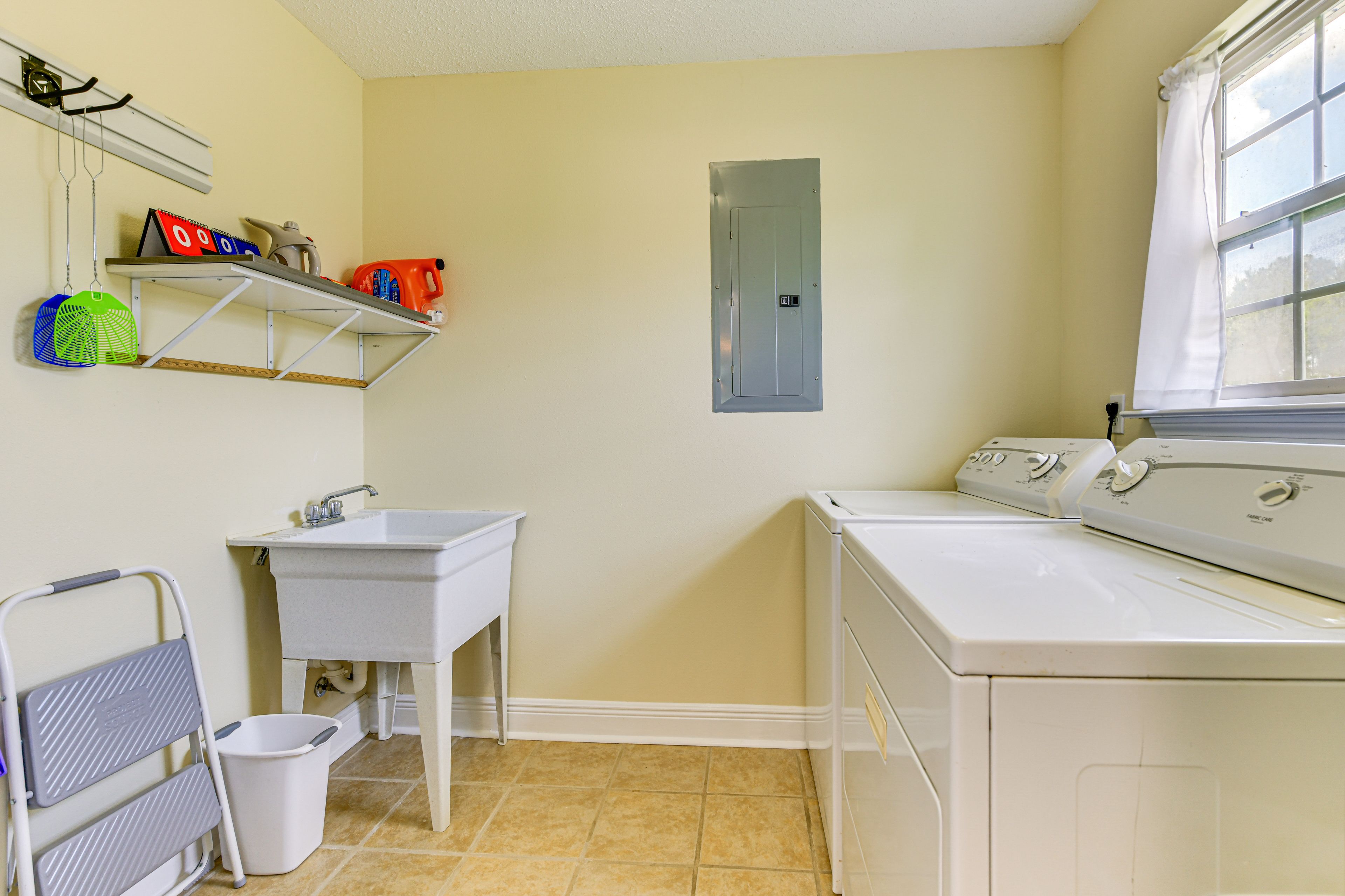 Laundry Room | Washer & Dryer
