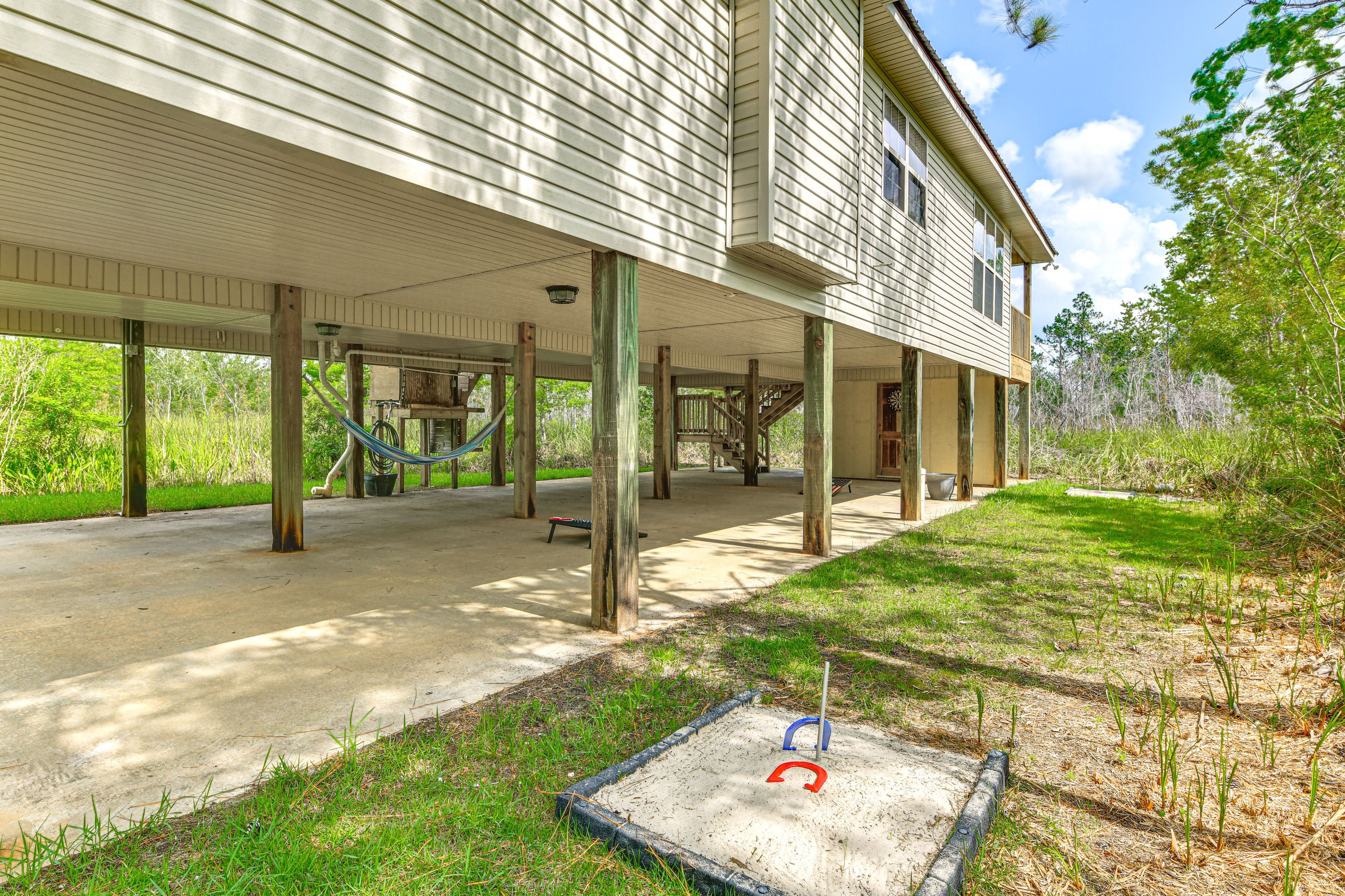 Private Yard | Horseshoes