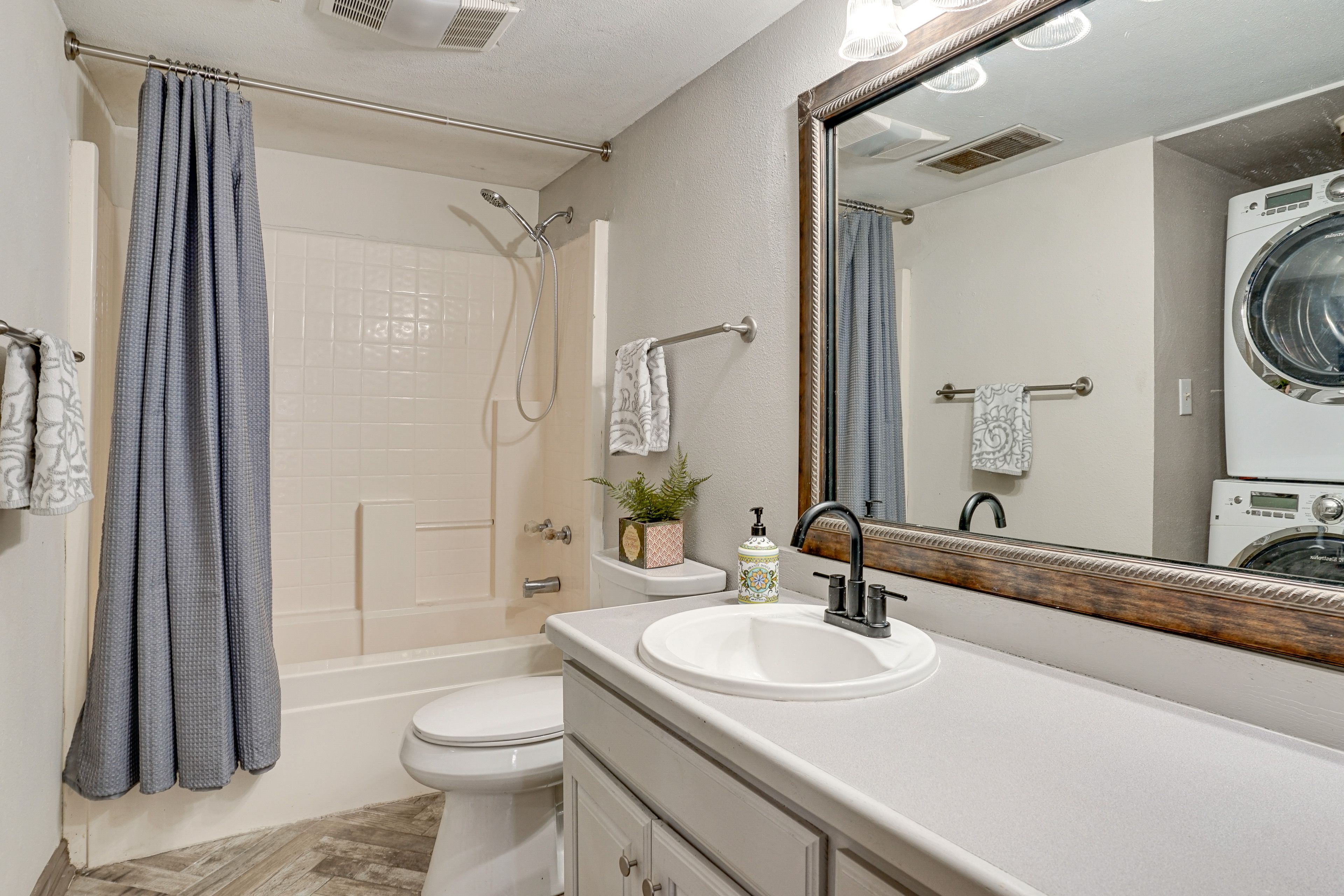 Bathroom | 1st Floor | Towels Provided | Complimentary Toiletries