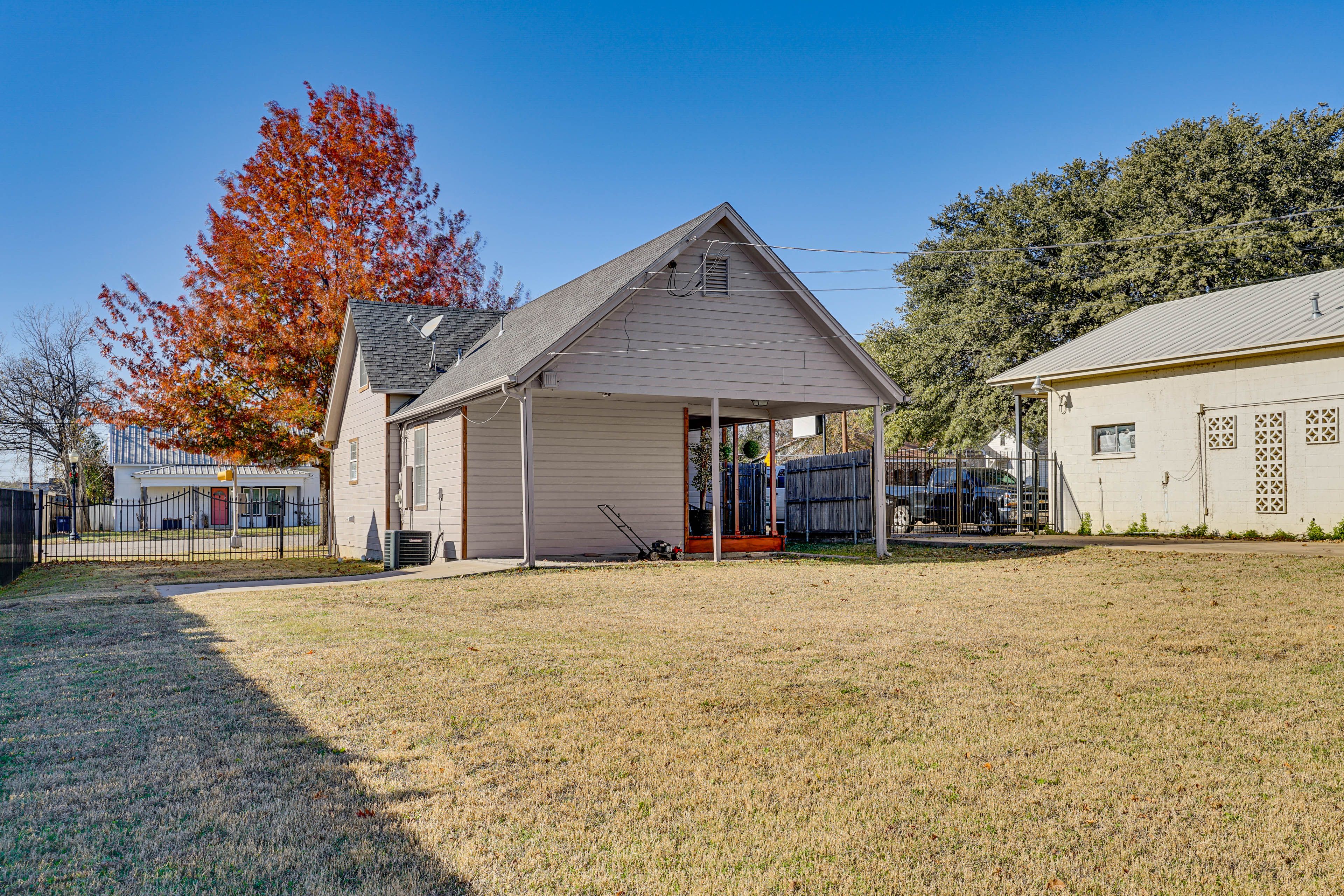 Fenced Backyard | Self Check-In | 7 Mi to Sundance Square
