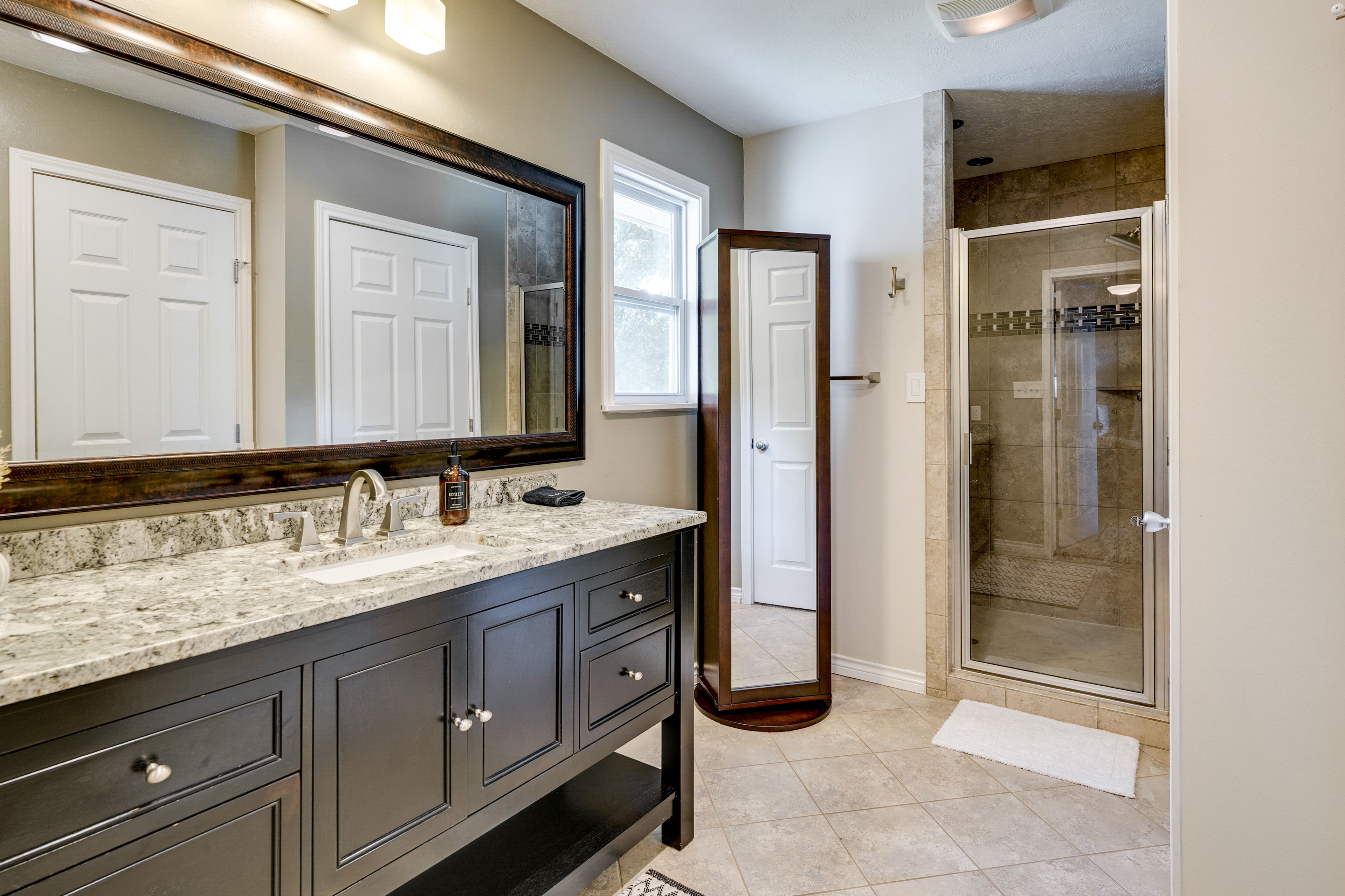 En-Suite Bathroom | Towels & Complimentary Toiletries Provided