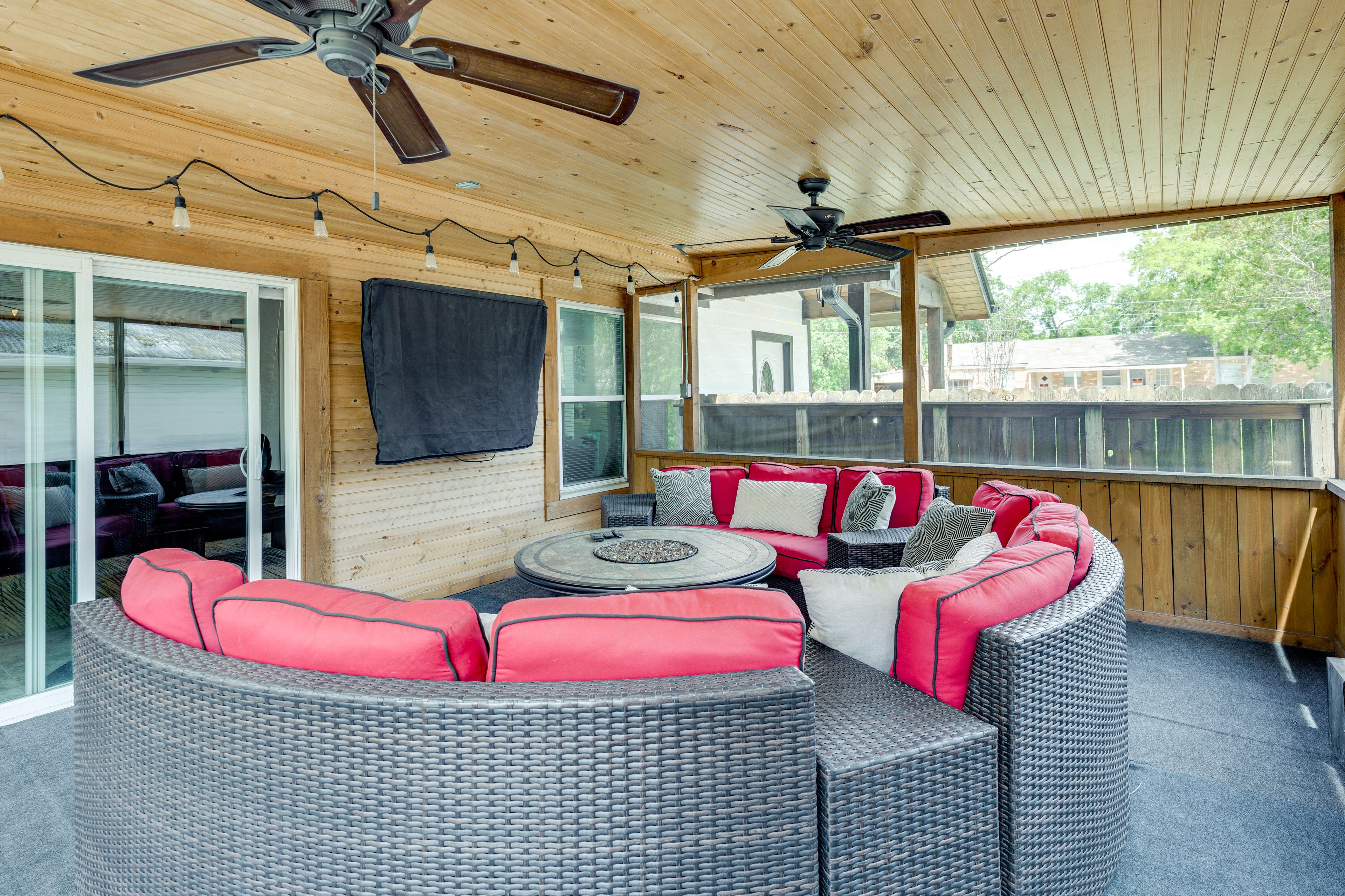 Screened Porch | Smart TV