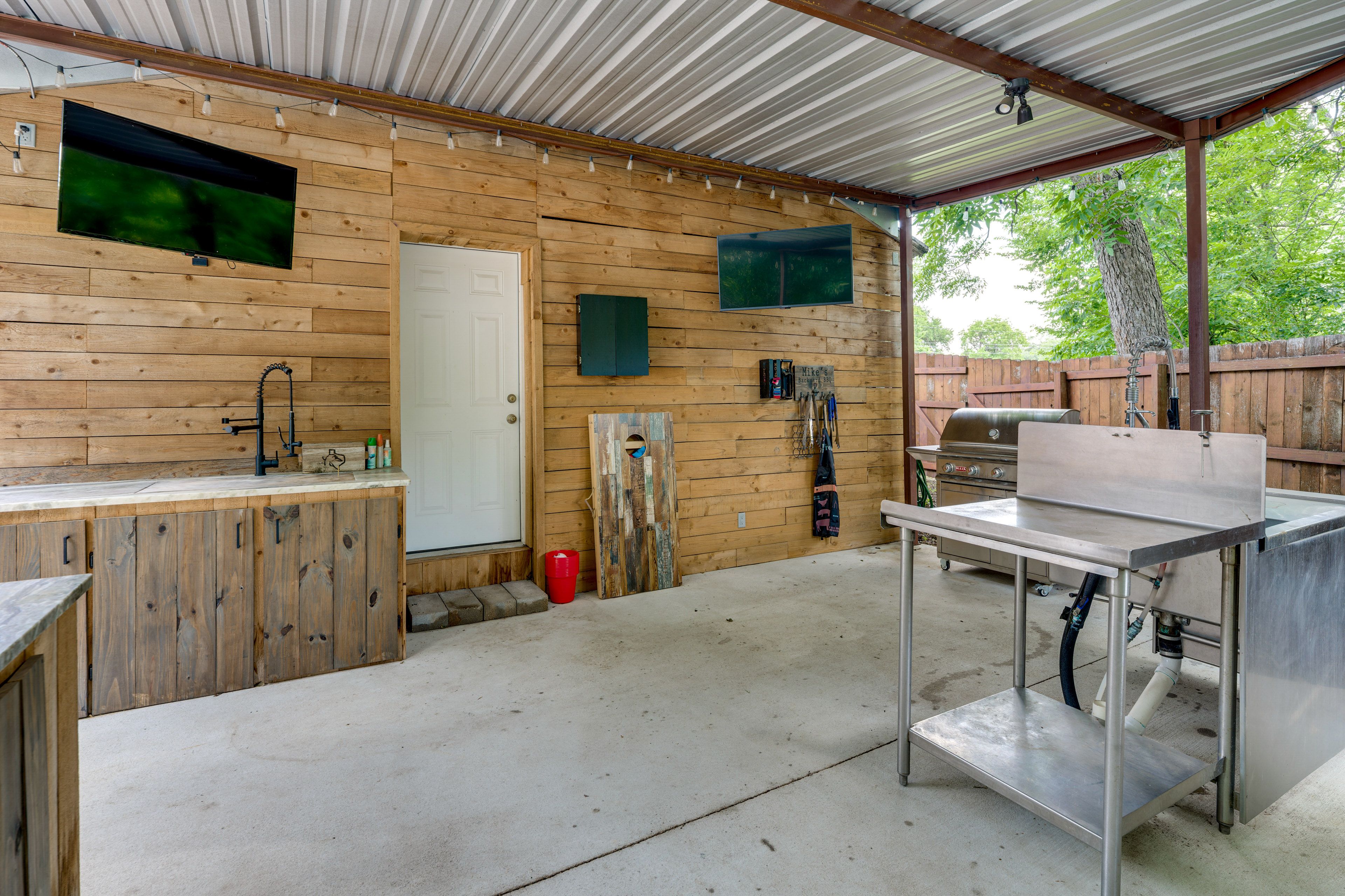 Outdoor Kitchen | Gas & Wood Grills | Smart TVs