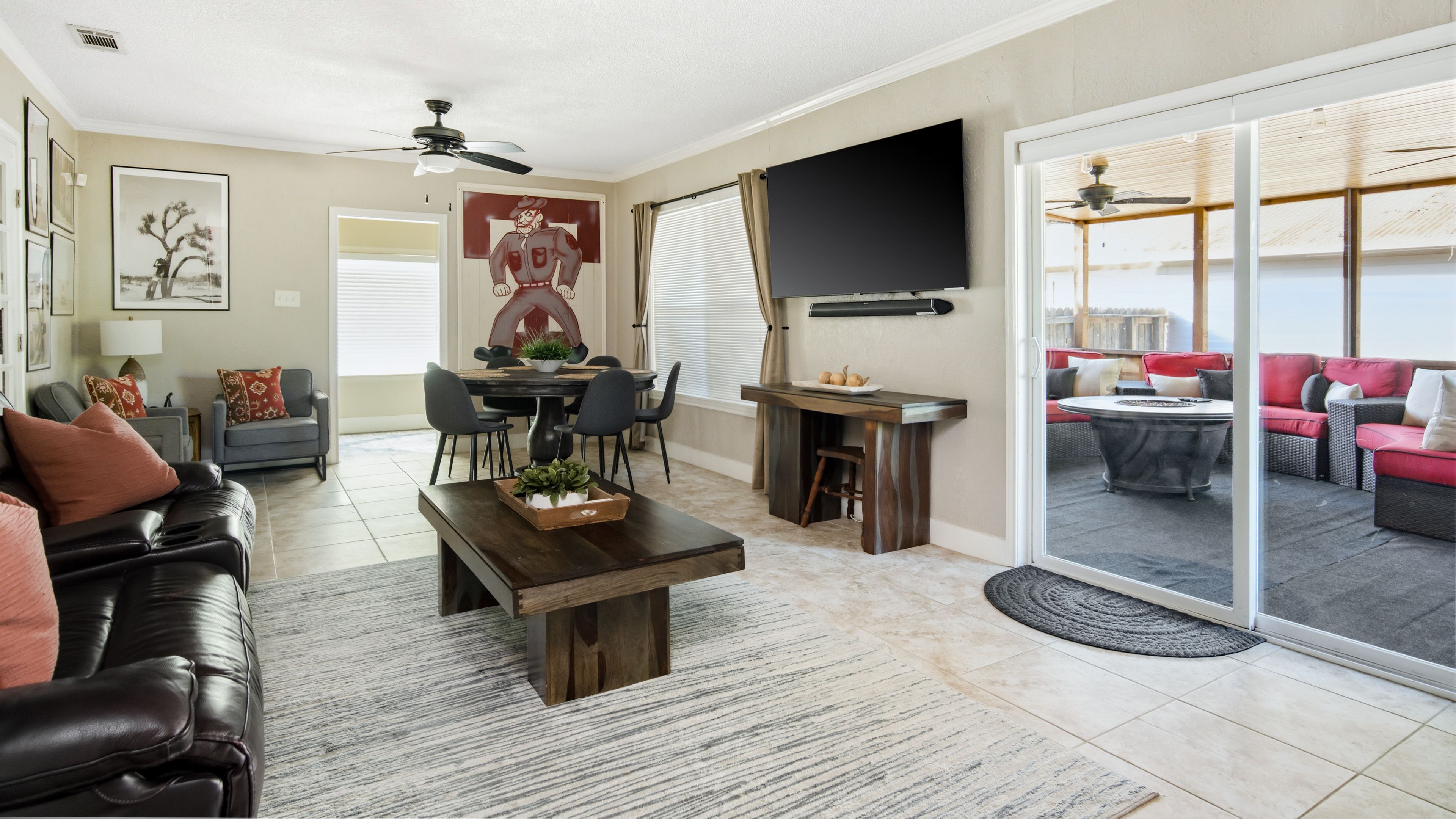 Living Room | Smart TV | Free WiFi | Central Heating & A/C