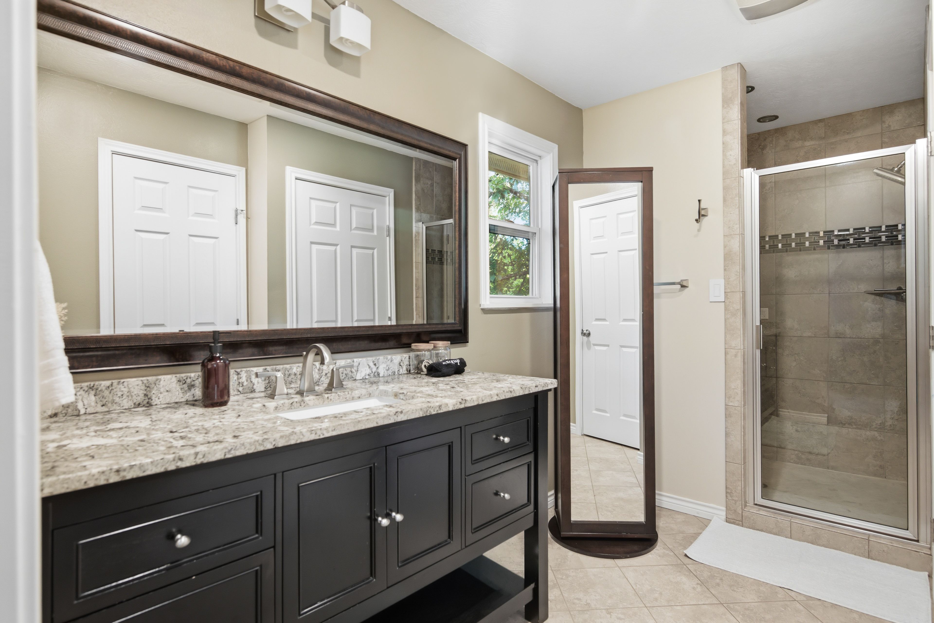 En-Suite Bathroom | Towels & Complimentary Toiletries Provided