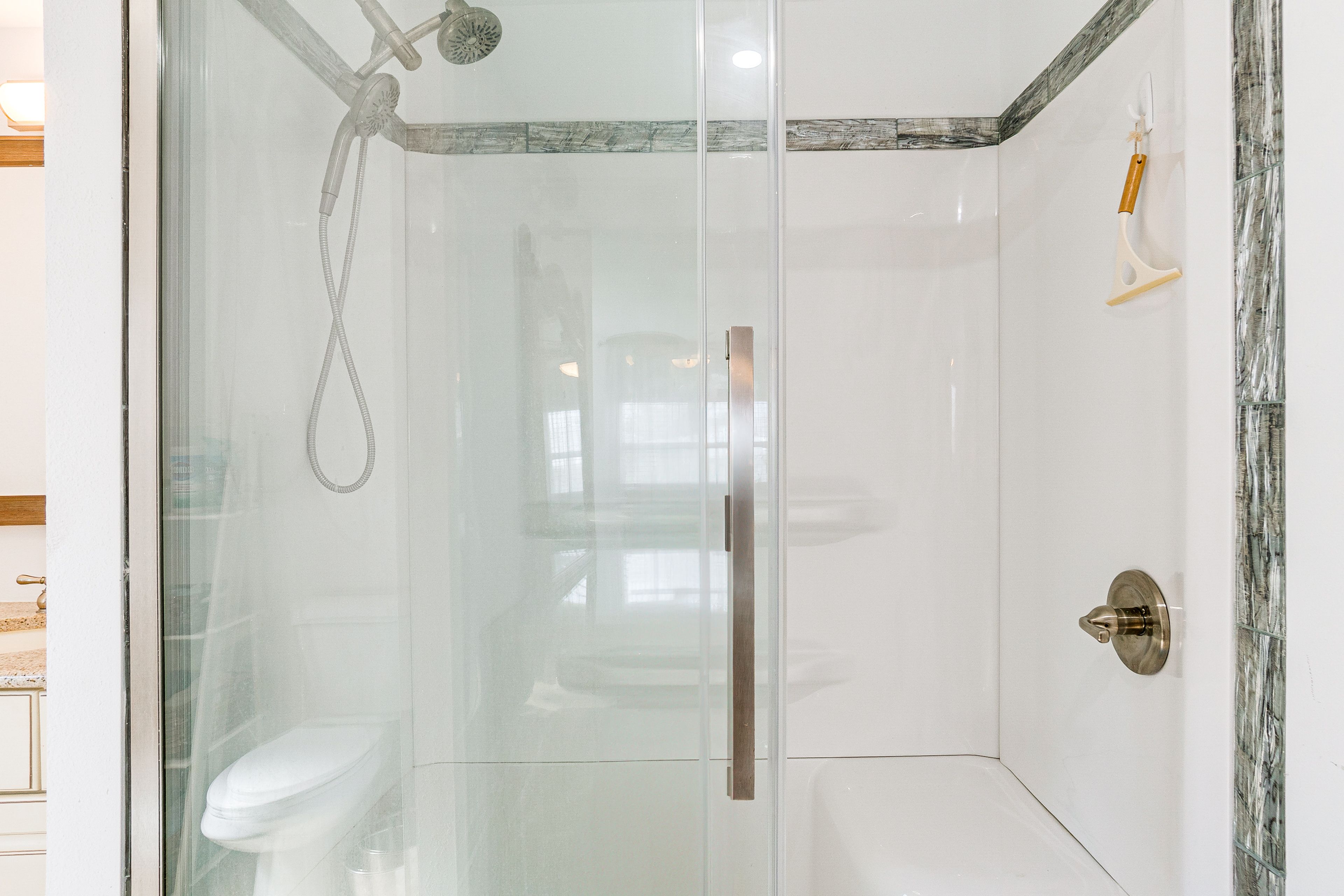 Full Bathroom | Towels Provided