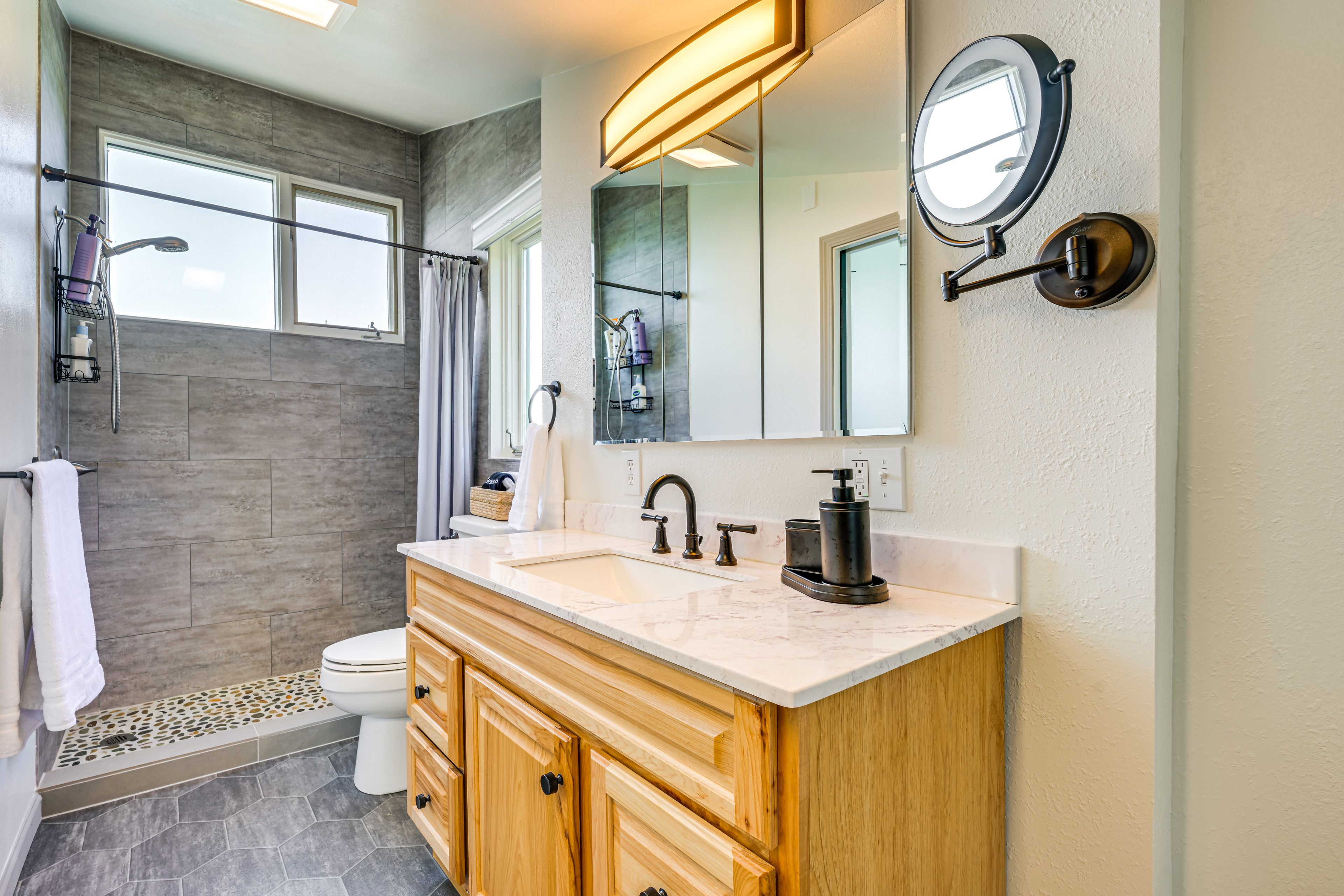 Full Bathroom | 2nd Floor | Towels Provided